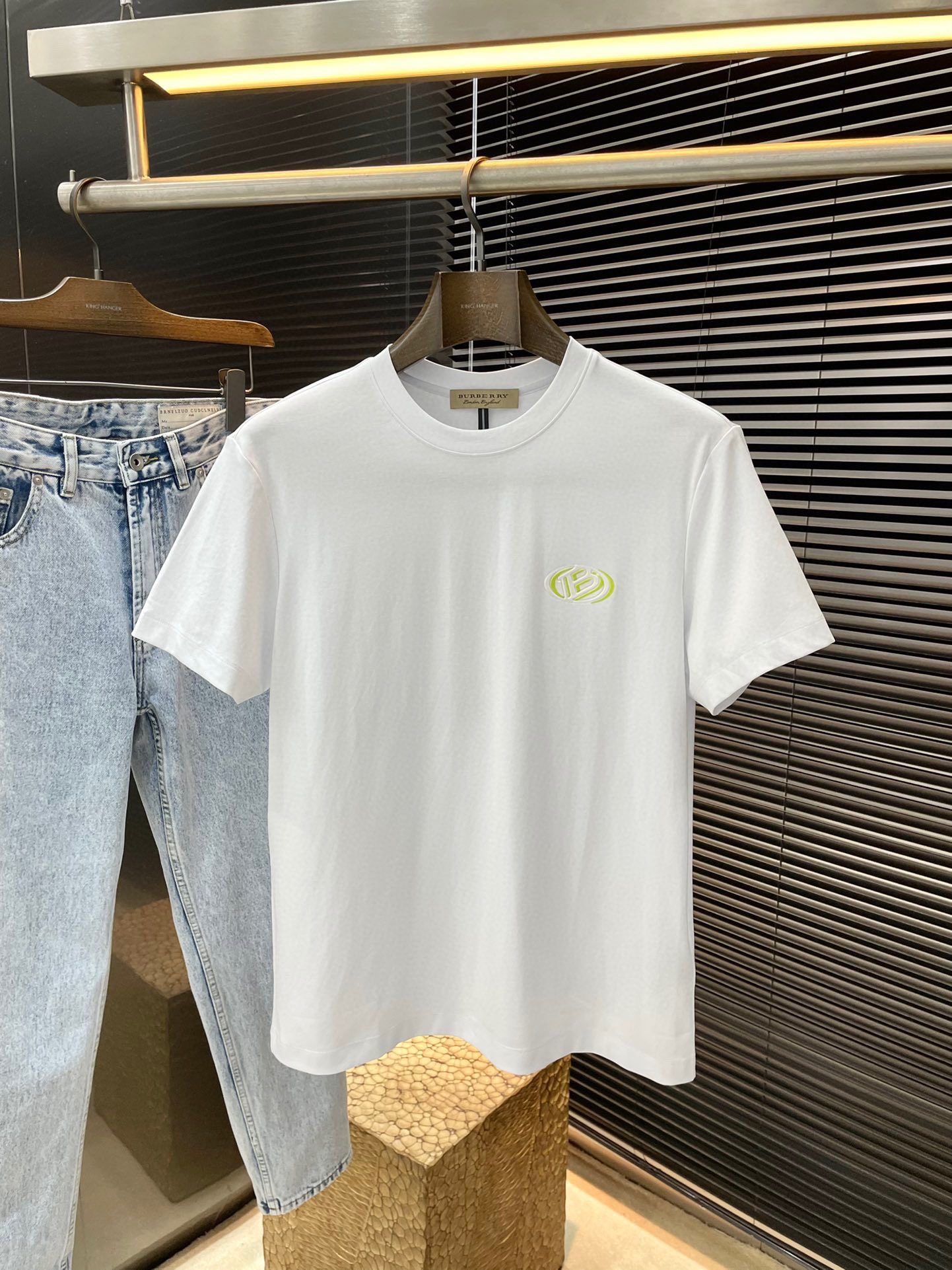 NO:497032,P Burberry- (Burberry) series VIP high-end customization, new short-sleeved spring and summer style, versatile style, anyone can easily control the fabric, fully customized, high-quality double-sided silk soft cotton fabric, the fabric feels soft, the upper body is comfortable and soft. The simple style is very classy, ​​simple and unique, the style is very exquisite, the style is very exquisite, and it will highlight the exquisiteness of business men!  Size M-3XL, burberry, burberry, T-shirt, alexander wang19860909P  Burberry-（巴宝莉）系列 VIP高级定制 春夏季新款短袖 百搭款式 任何人都可以轻松驾驭 面料全订制 高定一等品双面丝柔棉面料 面料手感柔软,上身舒适柔软 简约的款式非常显档次,简约个性时尚,版型剪裁非常精致,显气场,又会凸显商务男士的精致！尺码 M-3XL,,burberry,burberry,T-shirt,alexander wang,Men's clothing