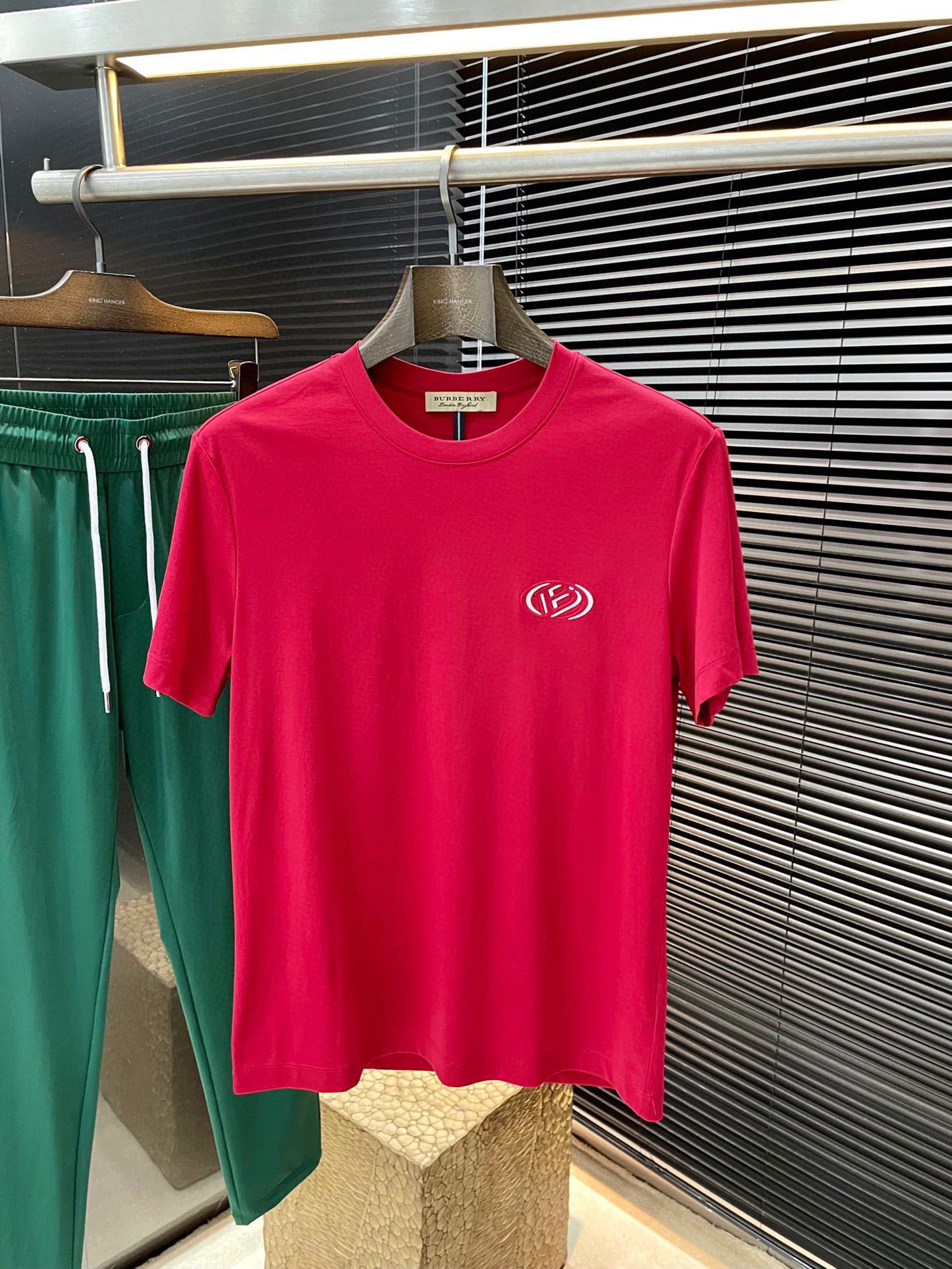 NO:486301,P Burberry- (Burberry) series VIP high-end customization 2025 spring and summer new short-sleeved style versatile styles anyone can easily control. Fully customized fabrics, high-quality double-sided silk soft cotton fabric. The fabric feels soft and the upper body is comfortable and soft. The simple style is very classy, ​​simple and unique. The style is very exquisite, and the style is very exquisite, showing the aura, and it will highlight the exquisiteness of business men!  Size M-3XL, burberry, burberry, T-shirt, alexander wang19860909P  Burberry-（巴宝莉）系列 VIP高级定制 2025春夏季新款短袖 百搭款式 任何人都可以轻松驾驭 面料全订制 高定一等品双面丝柔棉面料 面料手感柔软,上身舒适柔软 简约的款式非常显档次,简约个性时尚,版型剪裁非常精致,显气场,又会凸显商务男士的精致！尺码 M-3XL,,burberry,burberry,T-shirt,alexander wang,Men's clothing