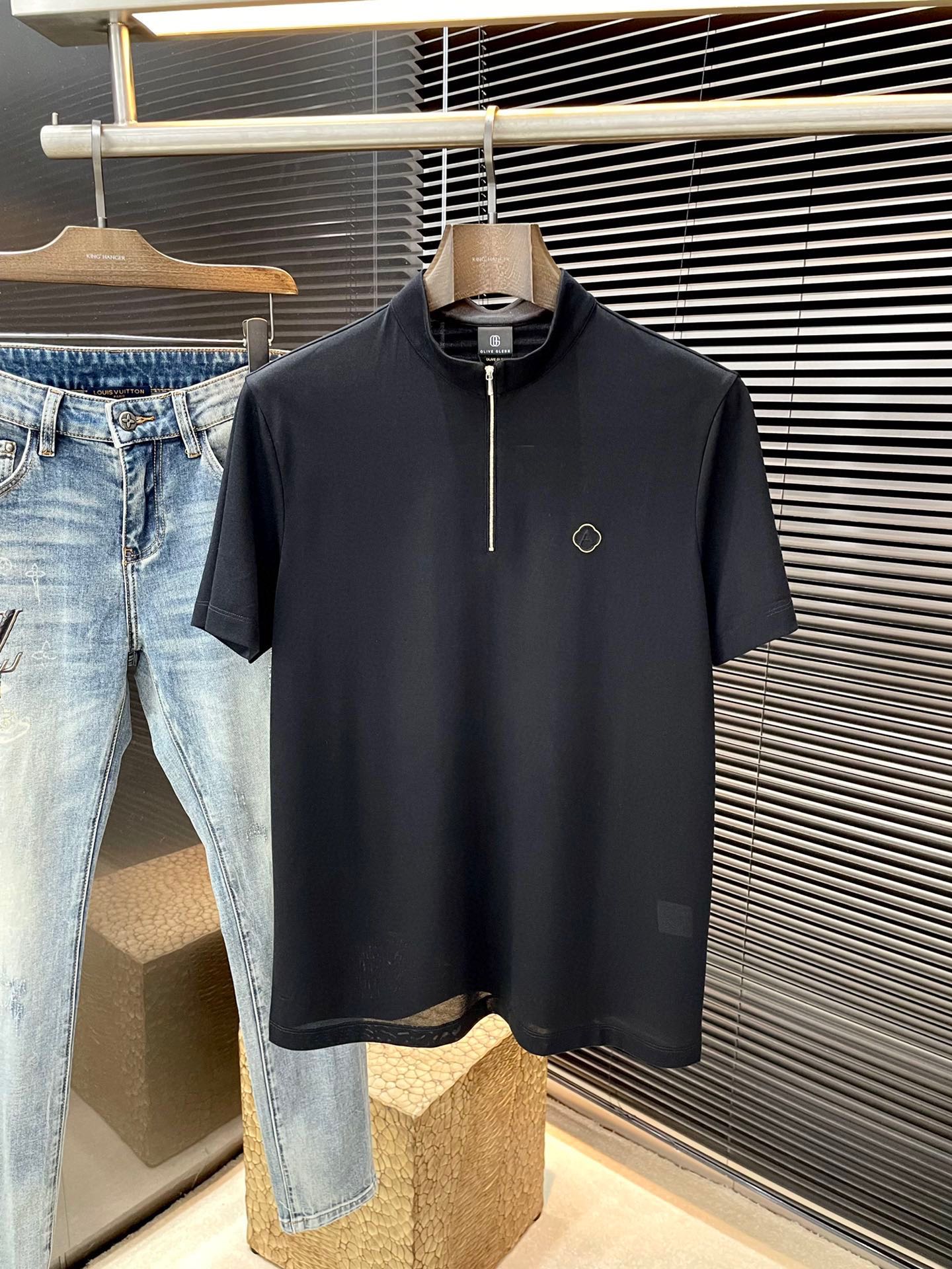 NO:486263,P Guc… (Gujia) The latest stand-up collar short sleeves in spring and summer 2025, using the latest mulberry silk fabric, which is resistant to washing and not easy to fade, has a soft feel and soft and comfortable composition. Classic design style, special customization, simple cutting method, reflecting the extraordinary craftsmanship of workers, full of high-end fashion sense!  The style is quite good and casual and versatile. Size M-3XL is shipped the next day, gucci, gucci, T-shirt, alexander wang19860909P  Guc…（古家）2025年春夏最新款立领短袖,采用最新桑蚕丝面料,耐水洗不易掉色,手感柔软、成分柔软舒适 经典设计风格 特殊定制 简单的裁剪方式拼接,体现出工人不凡的工艺,高端时尚感十足！版型相当赞休闲百搭款.尺码 M-3XL 隔天出货,,gucci,gucci,T-shirt,alexander wang,Men's clothing