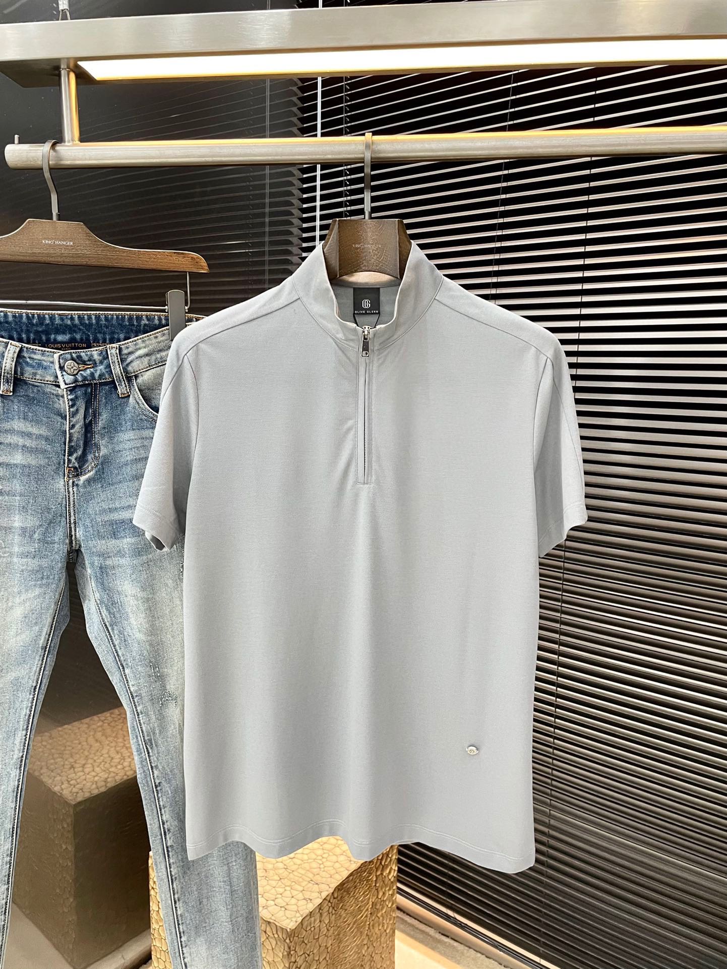 NO:486268,P Guc… (Gujia) The latest stand-up collar short sleeves in spring and summer 2025, using the latest viscose fabric, which is resistant to washing and not easy to fade, has a soft feel and soft and comfortable composition. Classic design style, special customization, simple cutting method, reflecting the extraordinary craftsmanship of workers, full of high-end fashion sense!  The style is quite good and casual and versatile. Size M-3XL is shipped the next day, gucci, gucci, T-shirt, alexander wang19860909P  Guc…（古家）2025年春夏最新款立领短袖,采用最新粘纤面料,耐水洗不易掉色,手感柔软、成分柔软舒适 经典设计风格 特殊定制 简单的裁剪方式拼接,体现出工人不凡的工艺,高端时尚感十足！版型相当赞休闲百搭款.尺码 M-3XL 隔天出货,,gucci,gucci,T-shirt,alexander wang,Men's clothing