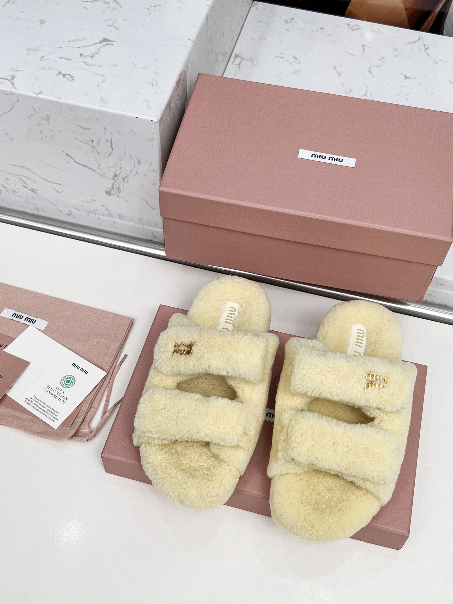 NO:461037,Miu Mi25 new wool slippers 1:1 open the mold and instantly kill all the versions of European and American celebrities and internet celebrities. Fashionable and versatile trendy wool drag European imported A-grade wool. The same as the original version is all made of pure wool. The upper and footbed logo are mixed-bred sheepskin. The outsole is the same as the original version. The bottom of the TPU material is wear-resistant and non-slip. Size: 35-40 (41 custom made without return or exchange), fur shoes and slippers, miumiu, slippers, sheepskin19860909Miu Mi25新款羊毛拖鞋 1:1开模秒杀市场一切版本欧美名媛明星、网红的大爱款 时尚百搭潮流毛拖欧洲进口A级羊毛 与原版一致满鞋全部采用纯羊毛 鞋面和垫脚logo采用混种羊皮 大底与原版一样的TPU材质底片耐磨防滑 码数:35-40（41定做不退换）,毛毛鞋拖鞋,miumiu,slippers,sheepskin,Women's Shoes