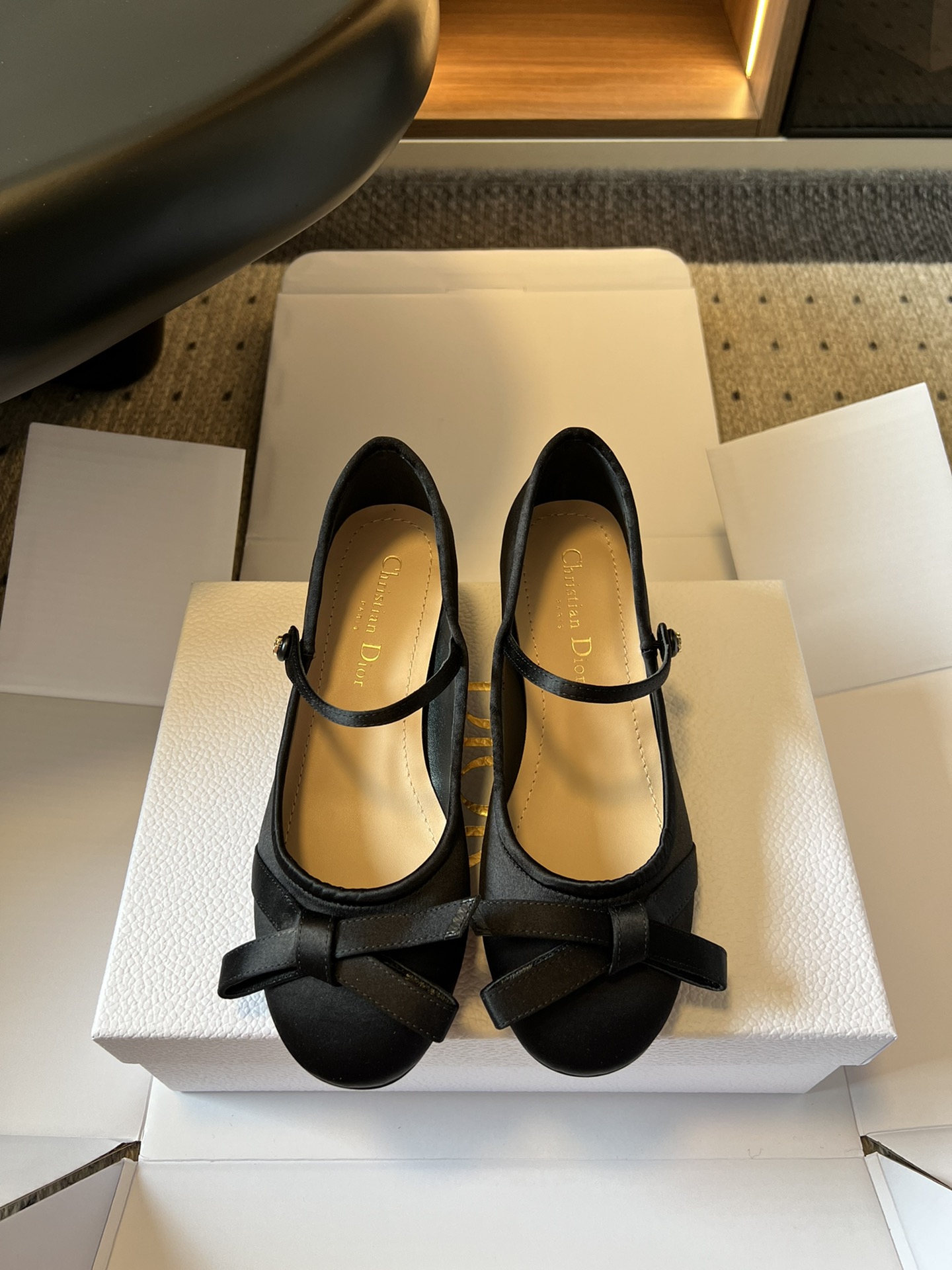 NO:494514,Top quality Dio* 25ss New bow ballet shoes Ballet shoes Classic Dio bow elements Ribbed bows with CD details The essential model for delicate design is really excellent. Super elegant. Call this pair of forged dance shoes. Just wear socks!  One word is beautiful!  Dior makes great contributions!  These are the most fairy!  The toe is the most beautiful!  Super comfortable and the bottom is very suitable for outside wear. It's too good for friends!  Silk upper inner sheepskin outsole leather outsole Size35-41 (40 41 custom made without return or exchange), ballet shoes, dior, dior, sheepskin, real silk, Leather soles, socks19860909顶级品质 Dio* 25ss 新品蝴蝶结芭蕾舞鞋 芭蕾鞋经典的迪奥蝴蝶结 元素 罗纹蝴蝶结上加了CD细节的蝴蝶结 设计精致小女人必备款舒适感真的极极好 超级优雅 为这双锻面舞鞋疯狂打Call 单穿 穿袜子都可！一个字美！Dior 立大功！ 这双最仙！鞋头最漂亮！ 超级舒服而且底很适合外穿 太米了朋友们！ 鞋面真丝 内里羊皮 大底真皮大底 Size35-41（40 41订做不退换）,芭蕾舞鞋,dior,dior,sheepskin,real silk,Leather soles,socks,Women's Shoes