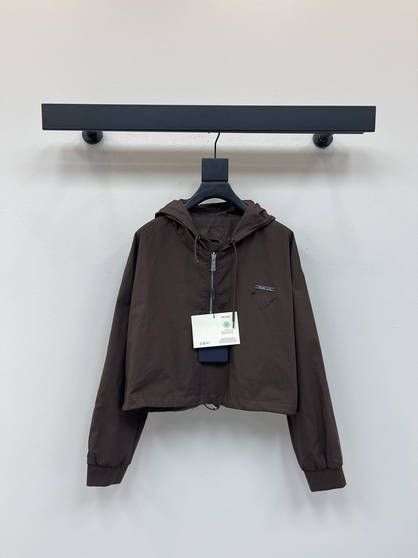 NO:481375,Prad*25 early autumn new hooded work top jacket Customized YB imported environmentally friendly recycled nylon material, textured and glossy, crisp and stylish hooded short waist-exposed sweatshirt cut, half-open zipper on the front closure, paired with hem drawstring, easy to put on and take off, add casual and relaxed temperament, iconic letter logo on the chest, full of exquisite details, loose short style, easy to wear and good proportions of long legs, trendy and fashionable upper body SML,,prada,hoodie,sweatshirts,jackets & coats,hats,alexander wang19860909Prad*25早秋新款连帽工装上衣外套 定制YB进口环保再生尼龙材质 质感光泽 挺括有型 连帽短款露腰卫衣剪裁 前襟半开襟拉链 搭配下摆抽绳 穿脱方便凸显身材 增添休闲松弛气质 胸前点缀标志性字母徽标 精致细节满满 宽松短款版型 轻松穿出长腿好比例 上身潮流时髦 SML,,prada,hoodie,sweatshirts,jackets & coats,hats,alexander wang,Women's clothing