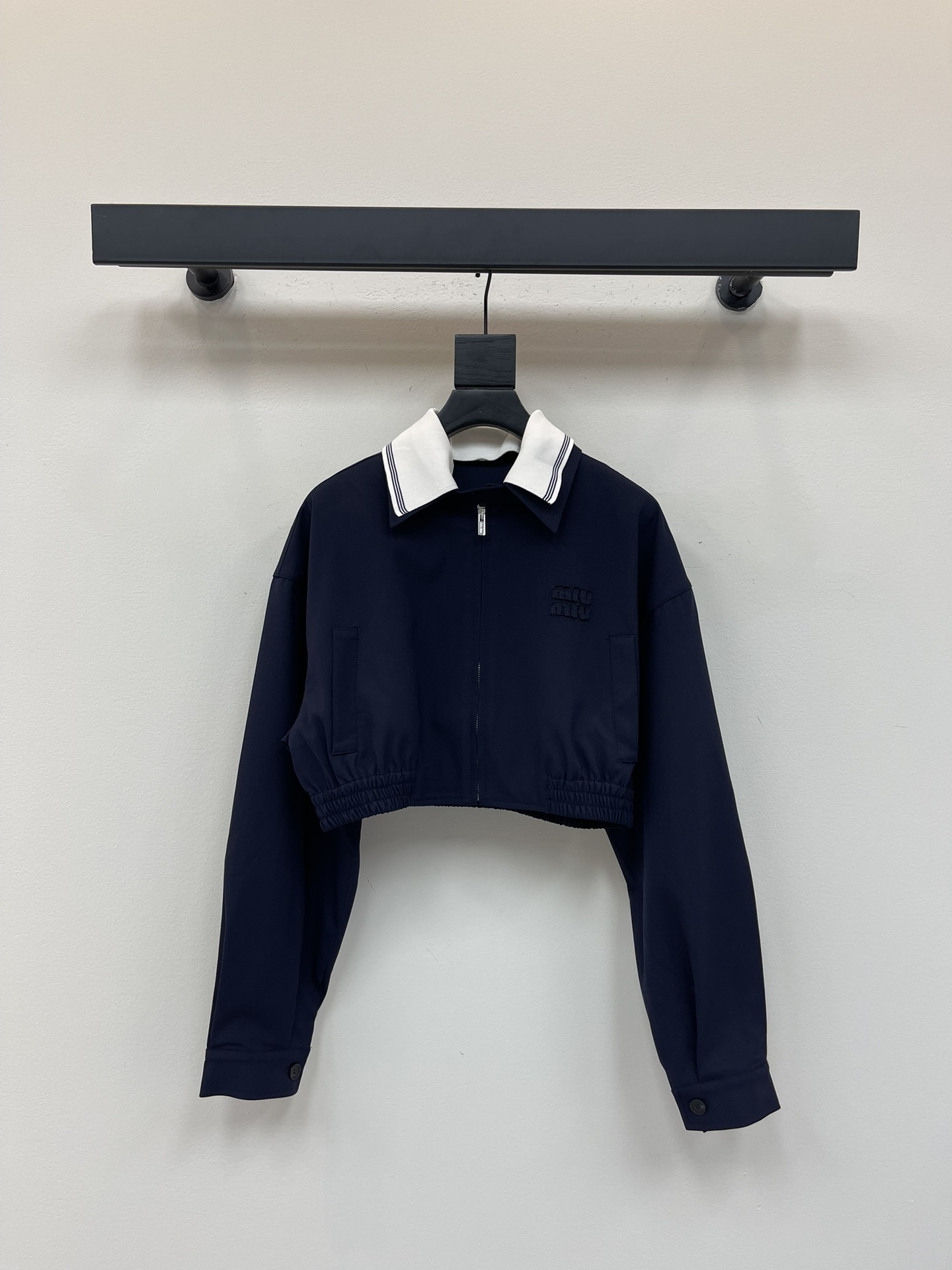 NO:481367,Miumi*25 early autumn new retro short jacket jacket custom YB twill cotton material delicate texture The short cut of the jacket easily outlines the slack lines of the shoulders, the zipper is easy to adjust and put on and off, the chest logo decoration, with the collar edge, black and white contrasting stripes elastic elastic cuff hem, the details are handled tone, show the brand tone, matched with the same series of pleated skirts, the style is more unified and coordinated, meet the various needs of daily dates, present a casual and free style, the set is fashionable and fashionable, and the separate matching is also great SML,,miumiu, skirts, jackets & coats, jackets & coats, alexander wang19860909Miumi*25早秋新款复古短款夹克外套 定制YB斜纹棉材质 质感细腻 外套短款裁剪轻松勾勒落肩松弛感线条 拉链调节穿脱方便 胸前徽标装饰 配合领边黑白撞色条纹弹力松紧袖口下摆包边 细节处理满分 彰显品牌调性 搭配同系列压褶裙 风格更加统一协调 满足日常约会多种需求 呈现随性自由的穿搭风格 成套穿搭时髦洋气 分开搭配也很赞 SML,,miumiu,skirts,jackets & coats,jackets & coats,alexander wang,Women's clothing