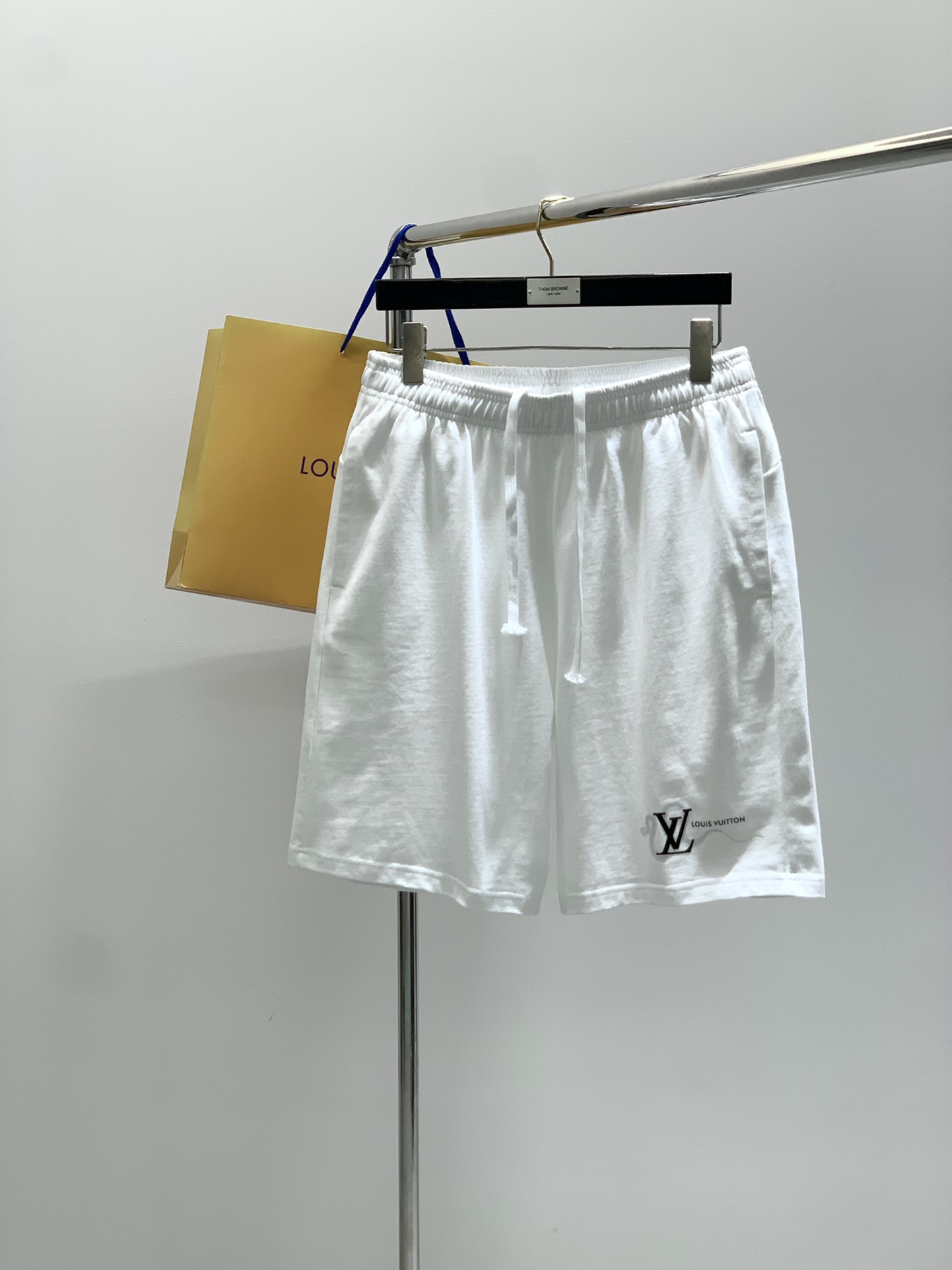 NO:488975,A set, Louis Vuitton, the latest model for summer 2025, available at the counter at the same time, original orders, fashionable casual suits, and very distinctive on the upper body!  Eye-catching and highlighted, imported original fabric, top-level printing craft letter pattern decorative logo, simple but not lacking in fashion, classic and atmospheric, comfortable and breathable, handsome and stylish on the upper body, 2 colors recommended, code number M-2XL,, louis vuitton, louis vuitton, alexander wang19860909一套,LouisVuitton 路易威登,2025夏季最新款,专柜同步有售,原单狠货,时尚休闲套装,上身很有特点！吸睛而有亮点,进口原版面料,顶级印花工艺字母图案装饰Logo,简单而不失时尚,经典大气,舒适透气,上身帅气有型,2色推荐,码数M-2XL,,louis vuitton,louis vuitton,alexander wang,Men's clothing