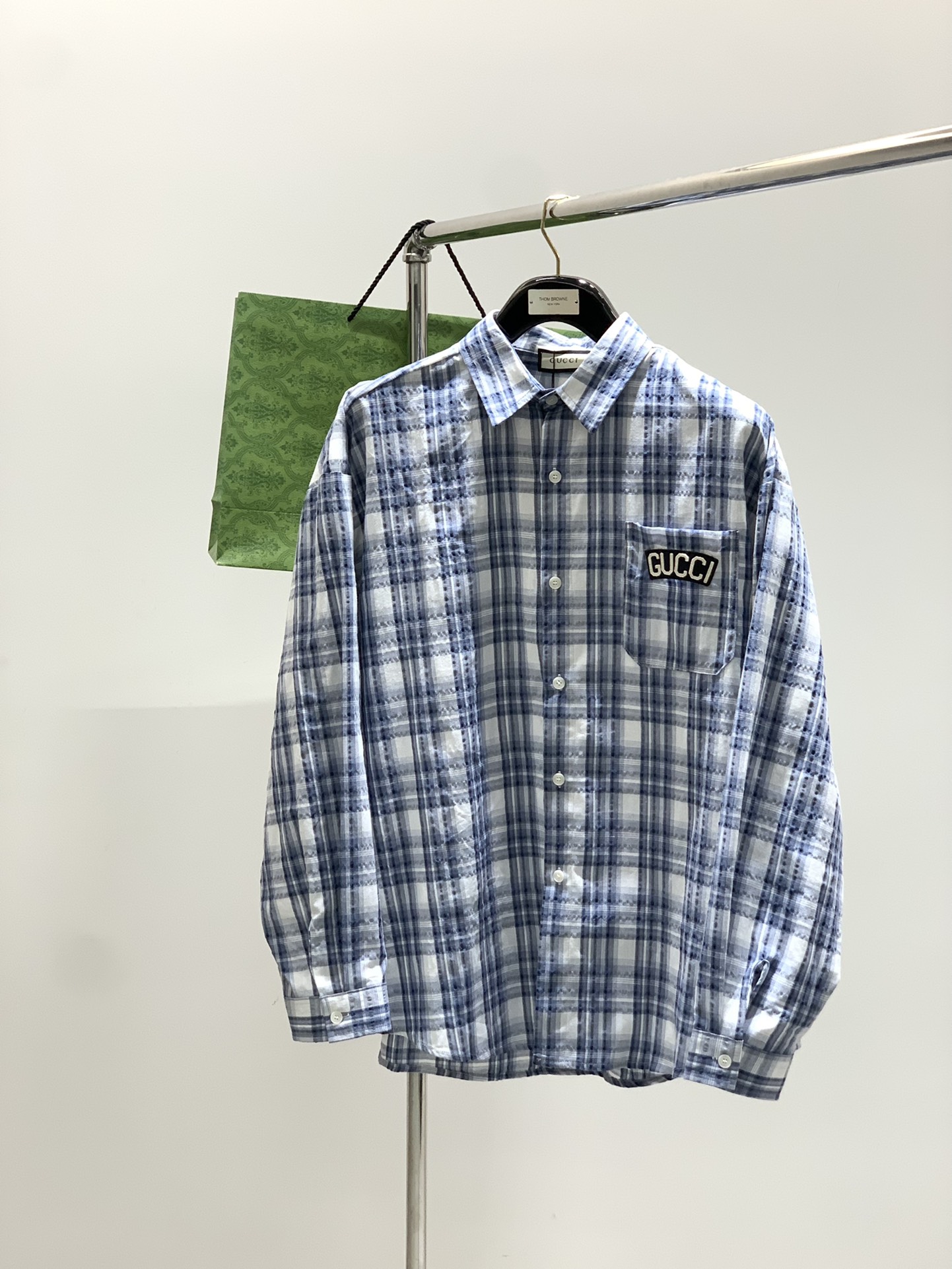 NO:489152,,Gucci, the latest 2025 autumn model, available at the counter at the same time, original single ruthless product, fashionable and casual long-sleeved shirt, very distinctive on the upper body!  Eye-catching and highlighted, imported original fabric, top-grade embroidery craft letter pattern decorative logo, simple but not lacking in fashion, classic and atmospheric, comfortable and breathable, handsome and stylish on the upper body, size M-XL, gucci, gucci, shirts, alexander wang19860909,Gucci 古驰,2025秋季最新款,专柜同步有售,原单狠货,时尚休闲长袖衬衫,上身很有特点！吸睛而有亮点,进口原版面料,顶级刺绣工艺字母图案装饰Logo,简单而不失时尚,经典大气,舒适透气,上身帅气有型,码数M-XL,,gucci,gucci,shirts,alexander wang,Men's clothing