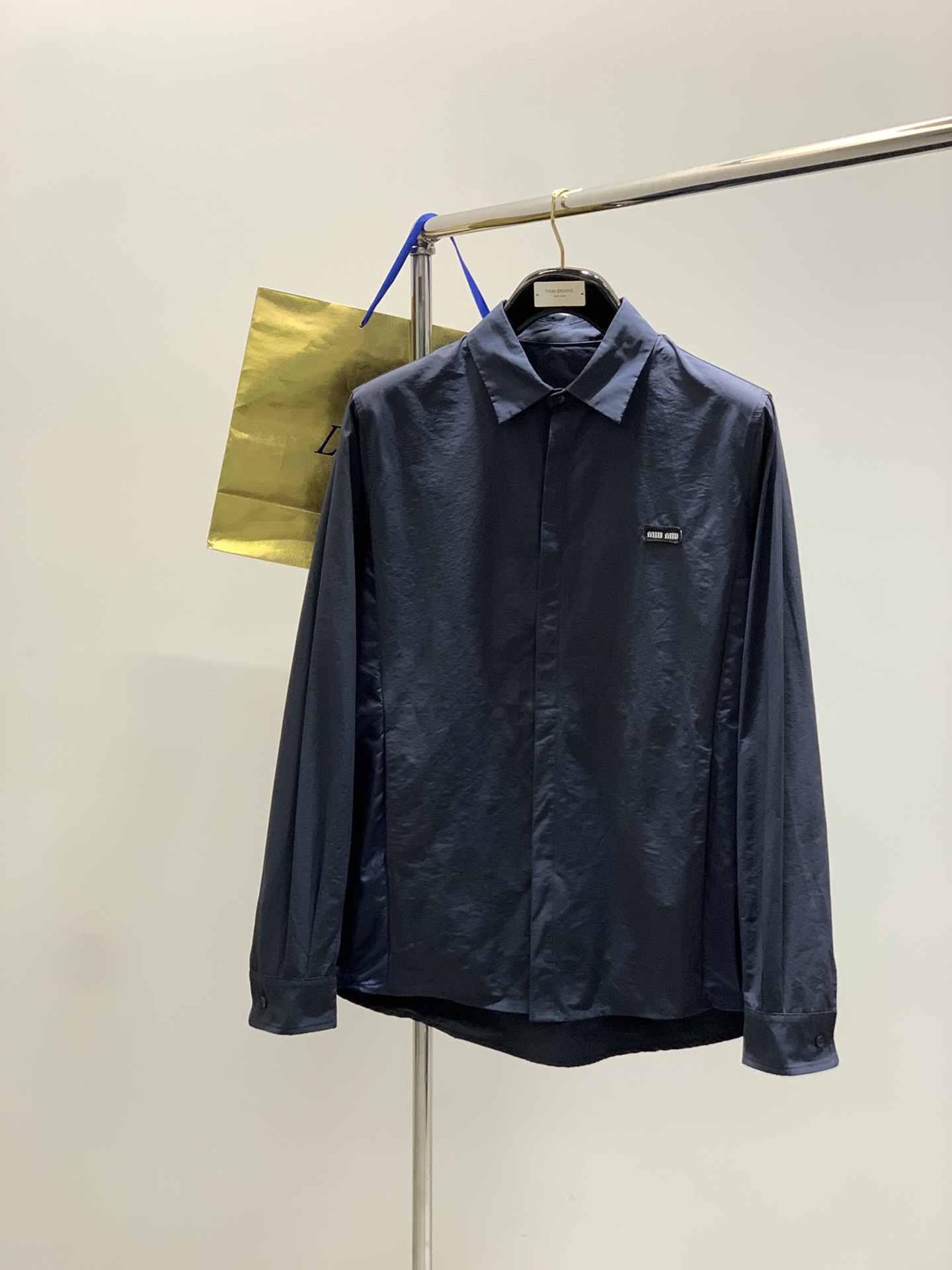 NO:489165,,miu miu miu 2025 autumn latest product, special counters are available at the same time, original singles, fashionable and casual lapel jacket, imported original fabric, comfortable and breathable upper body, top-grade embroidery craft letter pattern decorative logo, extremely high grade, comfortable and versatile, top-fitting and handsome upper body, 2 colors recommended, code number M-XL,,miu, jackets & coats, alexander wang19860909,miu miu 2025秋季最新品,专柜同步有售,原单狠货,时尚休闲翻领外套,进口原版面料,上身舒适透气,顶级刺绣工艺字母图案装饰logo,档次极高,舒适百搭,上身帅气十足,2色推荐,码数M-XL,,miumiu,jackets & coats,alexander wang,Men's clothing