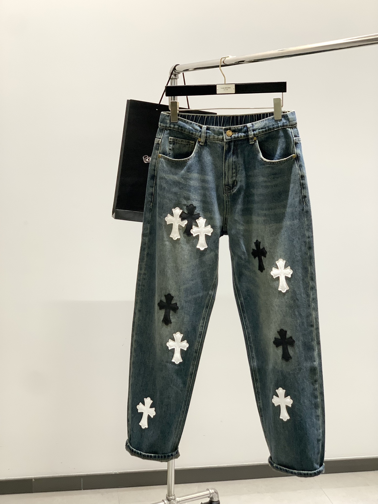 NO:489158,,Chrome Hearts, 2025 spring new product, special counters are available at the same time, original single product, fashionable and casual washing jeans, imported original fabric, top-grade embroidery craft letter pattern logo, original hardware and auxiliary decoration, unique design, fashionable and handsome upper body, 48-56, ,chrome hearts, chrome hearts, jeans, alexander wang19860909,Chrome Hearts 克罗心,2025春季新品,专柜同步有售,原单狠货,时尚休闲水洗牛仔裤,采用进口原版面料,顶级刺绣工艺字母图案logo,原版五金辅料装饰,独特设计,上身时尚帅气,码数48-56,,chrome hearts,chrome hearts,jeans,alexander wang,Men's clothing