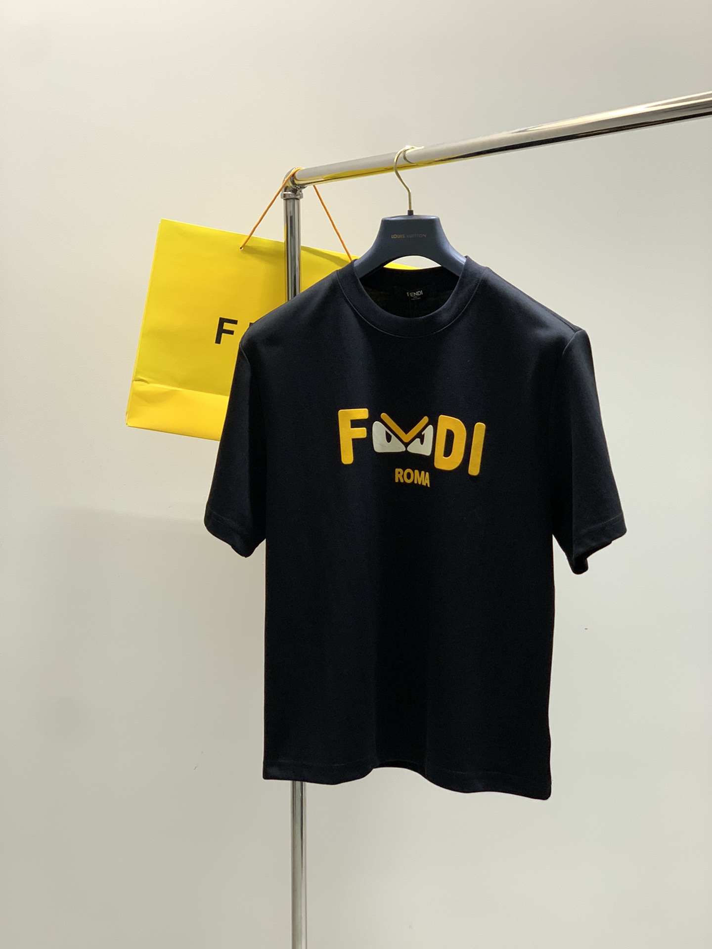 NO:489145,,FENDI Fendi, the latest summer products in 2025, special counters are available at the same time, original singles, casual and fashionable round neck short-sleeved T-shirt, imported original fabric, top-grade printing craft letter pattern logo, unique design, comfortable and breathable upper body, extremely high grade, handsome upper body, 2 colors recommendation, S-2XL,,fendi,fendi,T-shirt,tees,t-shirt,alexander wang19860909,FENDI 芬迪,2025夏季最新品,专柜同步有售,原单狠货,休闲时尚圆领短袖T恤,进口原版面料,顶级印花工艺字母图案logo,独特设计,上身舒适透气,档次极高,上身帅气十足,2色推荐,码数S-2XL,,fendi,fendi,T-shirt,tees，t-shirt,alexander wang,Men's clothing