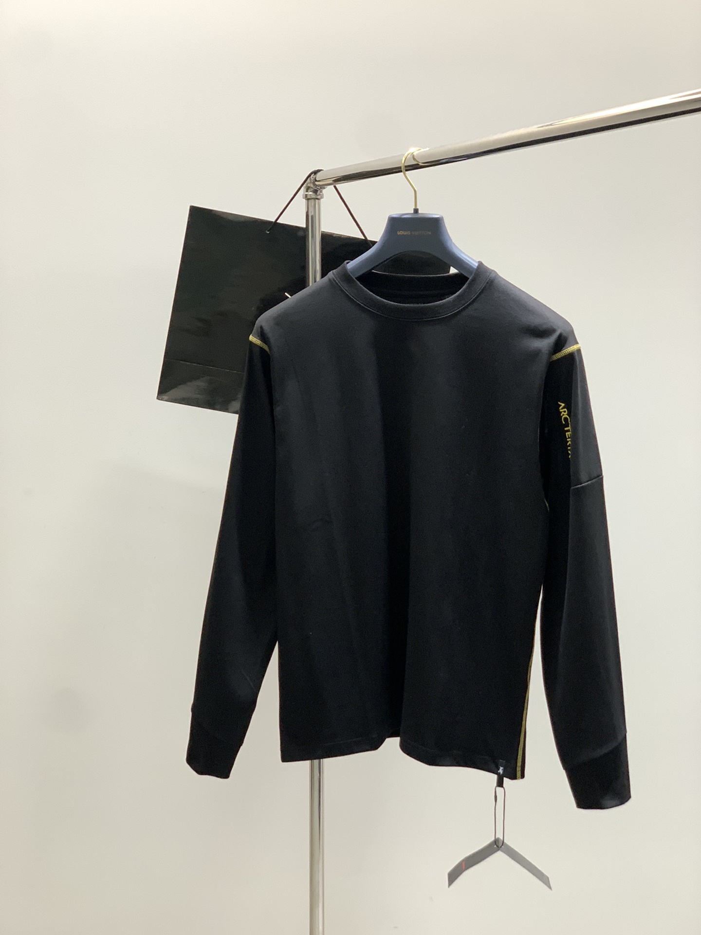 NO:489188,,ARCTERYX Archaeopteryx, 2025 early autumn AW new product, fashionable and casual round neck long-sleeved T-shirt, special counters are available at the same time, original singles, imported original fabrics, extremely complex craftsmanship, fairly elegant and fashionable visuals, noble and elegant, from the main fabric to the detailed craftsmanship, highlighting the ingenuity of fashion, 4 colors recommendation, code numbers XS-L, arc'teryx,tees, t-shirt,alexander wang19860909,ARCTERYX 始祖鸟,2025早秋AW新品,时尚休闲圆领长袖T恤,专柜同步有售,原单狠货,进口原版面料,工艺极度复杂,视觉相当雅致时髦,高贵而优雅,从主体面料到细节工艺,彰显时装的匠心所在,4色推荐,码数XS-L,arc'teryx,tees，t-shirt,alexander wang,Men's clothing