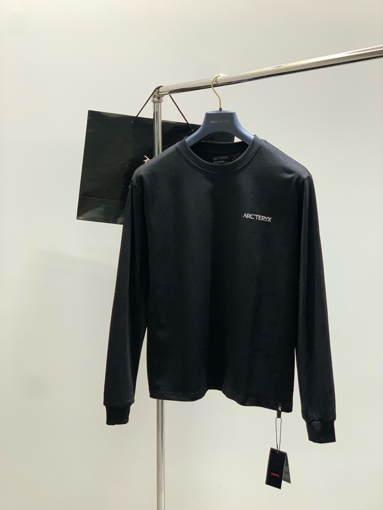 NO:488980,,ARCTERYX Archaeoptera bird, 2025 early autumn AW new product, fashionable and casual round neck long-sleeved T-shirt, available at the counter, original singles, imported original fabric, extremely complex craftsmanship, fairly elegant and fashionable visual, noble and elegant, from the main fabric to the detailed craftsmanship, highlighting the ingenuity of fashion, 2 colors recommendation, code number XS-L, arc'teryx,tees, t-shirt,alexander wang19860909,ARCTERYX 始祖鸟,2025早秋AW新品,时尚休闲圆领长袖T恤,专柜同步有售,原单狠货,进口原版面料,工艺极度复杂,视觉相当雅致时髦,高贵而优雅,从主体面料到细节工艺,彰显时装的匠心所在,2色推荐,码数XS-L,arc'teryx,tees，t-shirt,alexander wang,Men's clothing