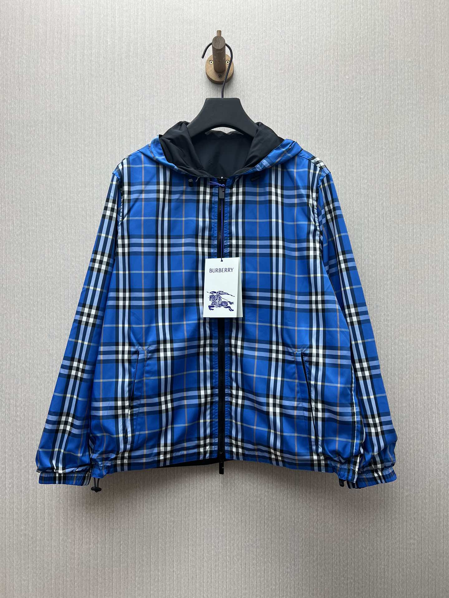 Nueva chaqueta ligera Burberry 25ss con estampado de cuadros Burberry en un lado y tela de nailon sólido en el otro lad…