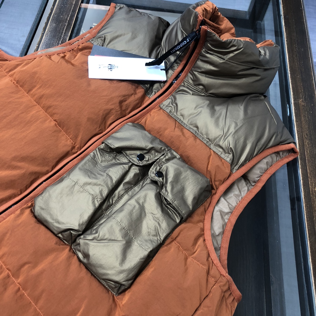 p525.00 官网同步羽绒马甲 CP.company 金属尼龙褶皱原版工艺同步防水处理，透气打孔，肩处防风处理原厂工艺加工独特辅料配件，上身效果出众，舒适透气轻薄，高端人士必备。
颜色：黑色 桔色
尺码：M&mdash;2XL