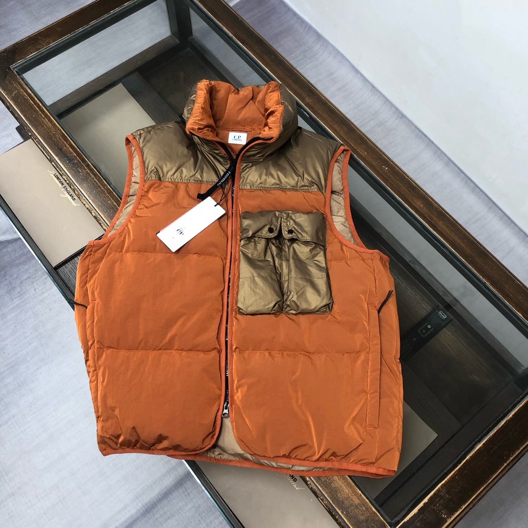 p525.00 官网同步羽绒马甲 CP.company 金属尼龙褶皱原版工艺同步防水处理，透气打孔，肩处防风处理原厂工艺加工独特辅料配件，上身效果出众，舒适透气轻薄，高端人士必备。
颜色：黑色 桔色
尺码：M&mdash;2XL