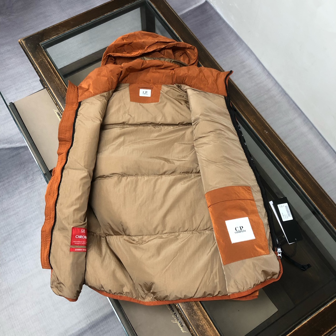 p525.00 官网同步羽绒马甲 CP.company 金属尼龙褶皱原版工艺同步防水处理，透气打孔，肩处防风处理原厂工艺加工独特辅料配件，上身效果出众，舒适透气轻薄，高端人士必备。
颜色：黑色 桔色
尺码：M&mdash;2XL