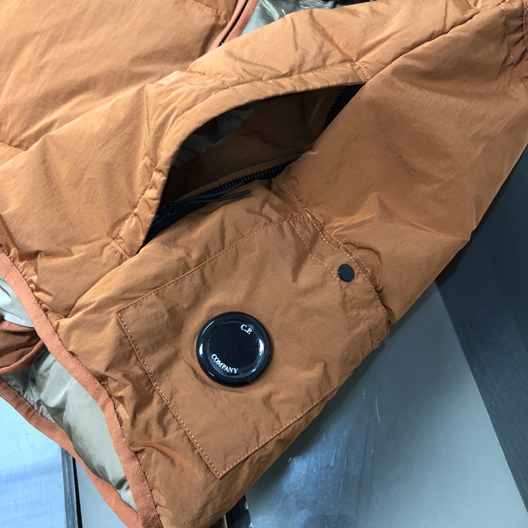 p525.00 官网同步羽绒马甲 CP.company 金属尼龙褶皱原版工艺同步防水处理，透气打孔，肩处防风处理原厂工艺加工独特辅料配件，上身效果出众，舒适透气轻薄，高端人士必备。
颜色：黑色 桔色
尺码：M&mdash;2XL