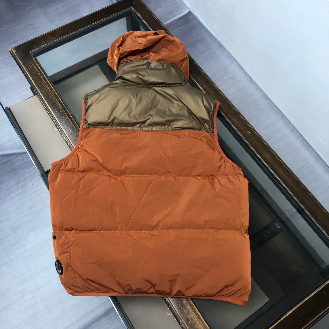 p525.00 官网同步羽绒马甲 CP.company 金属尼龙褶皱原版工艺同步防水处理，透气打孔，肩处防风处理原厂工艺加工独特辅料配件，上身效果出众，舒适透气轻薄，高端人士必备。
颜色：黑色 桔色
尺码：M&mdash;2XL