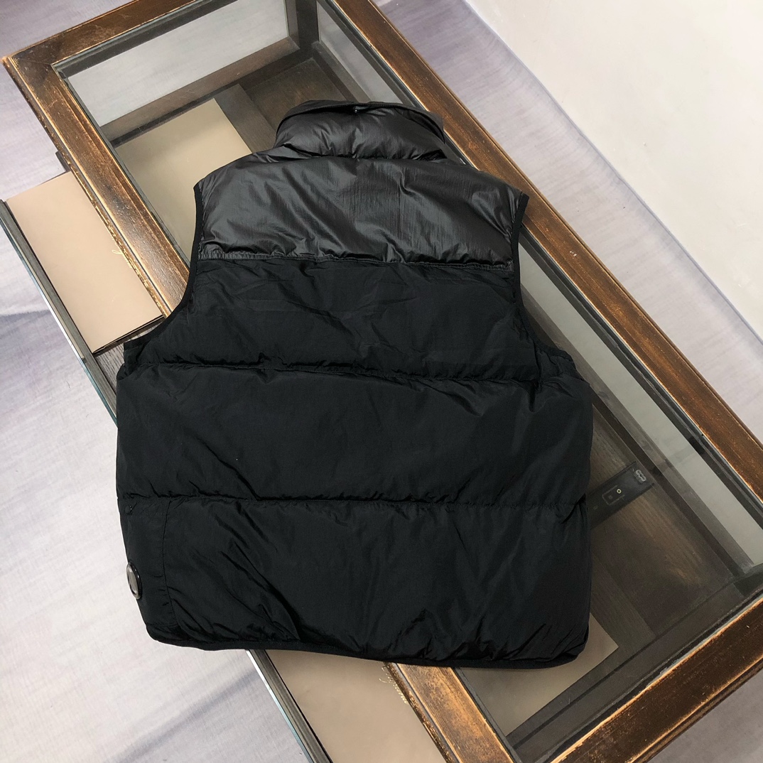 p525.00 官网同步羽绒马甲 CP.company 金属尼龙褶皱原版工艺同步防水处理，透气打孔，肩处防风处理原厂工艺加工独特辅料配件，上身效果出众，舒适透气轻薄，高端人士必备。
颜色：黑色 桔色
尺码：M&mdash;2XL