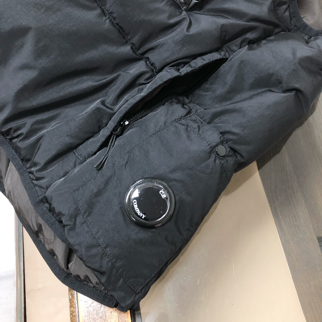 p525.00 官网同步羽绒马甲 CP.company 金属尼龙褶皱原版工艺同步防水处理，透气打孔，肩处防风处理原厂工艺加工独特辅料配件，上身效果出众，舒适透气轻薄，高端人士必备。
颜色：黑色 桔色
尺码：M&mdash;2XL