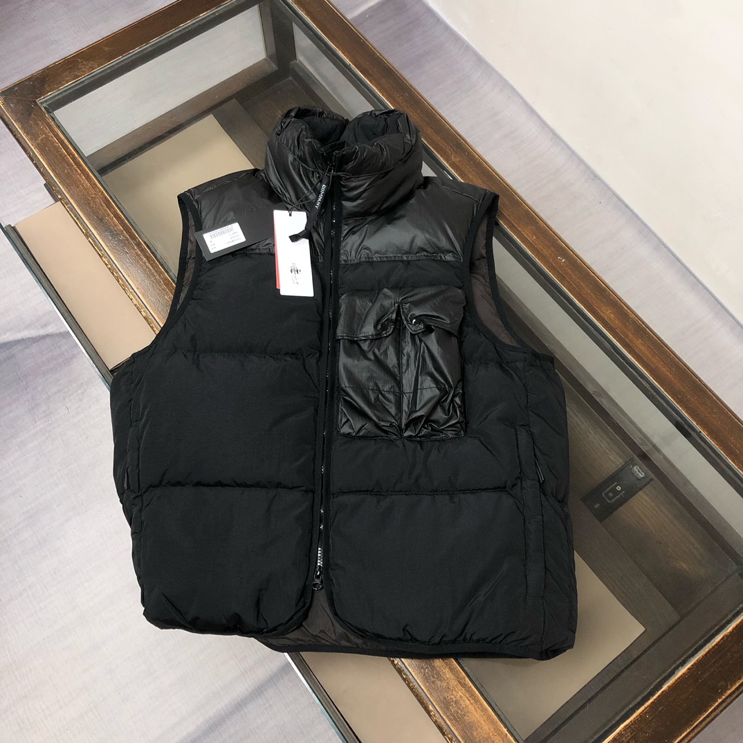 p525.00 官网同步羽绒马甲 CP.company 金属尼龙褶皱原版工艺同步防水处理，透气打孔，肩处防风处理原厂工艺加工独特辅料配件，上身效果出众，舒适透气轻薄，高端人士必备。
颜色：黑色 桔色
尺码：M&mdash;2XL