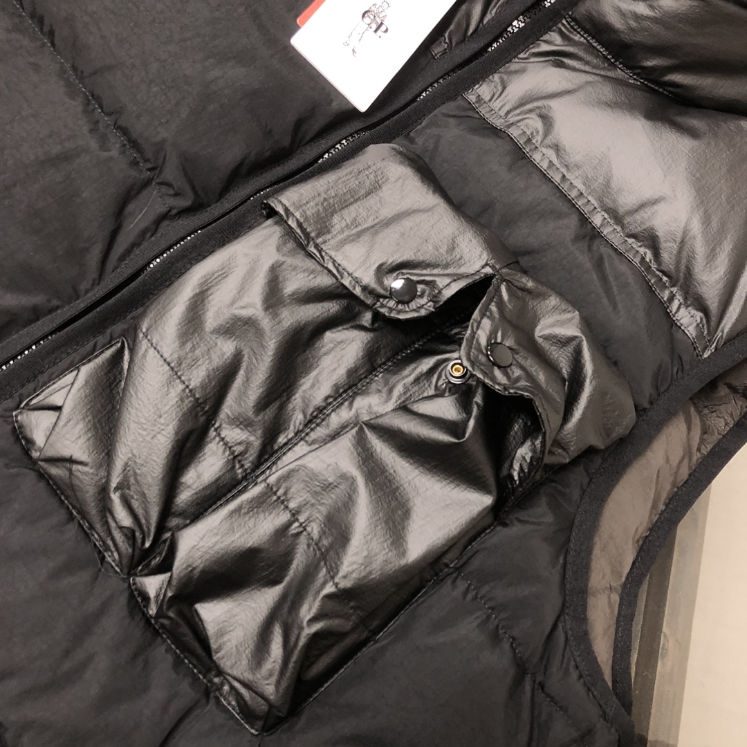 p525.00 官网同步羽绒马甲 CP.company 金属尼龙褶皱原版工艺同步防水处理，透气打孔，肩处防风处理原厂工艺加工独特辅料配件，上身效果出众，舒适透气轻薄，高端人士必备。
颜色：黑色 桔色
尺码：M&mdash;2XL
