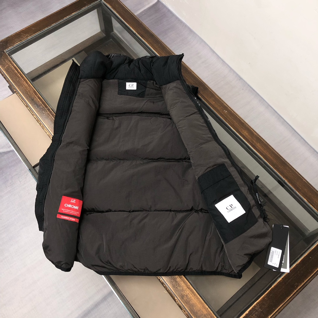 p525.00 官网同步羽绒马甲 CP.company 金属尼龙褶皱原版工艺同步防水处理，透气打孔，肩处防风处理原厂工艺加工独特辅料配件，上身效果出众，舒适透气轻薄，高端人士必备。
颜色：黑色 桔色
尺码：M&mdash;2XL