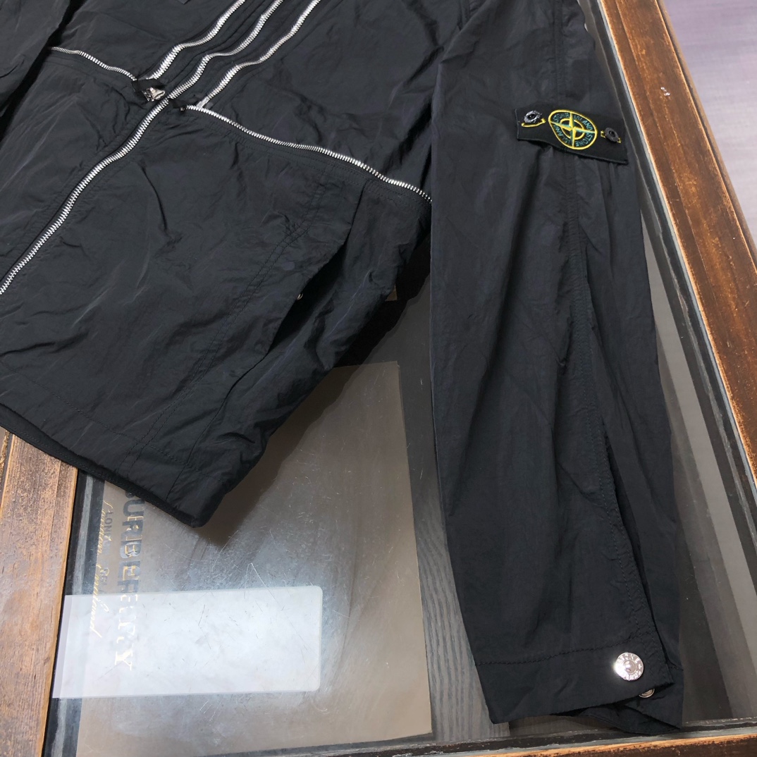 p395.00 最新专柜官网同步STONE ISLAND石头岛 褶皱金属尼龙外套夹克马甲，一衣两穿设计，可当外套，收纳成马甲，机车金属风～
颜色：黑色
尺码：M-L-XL-2XL