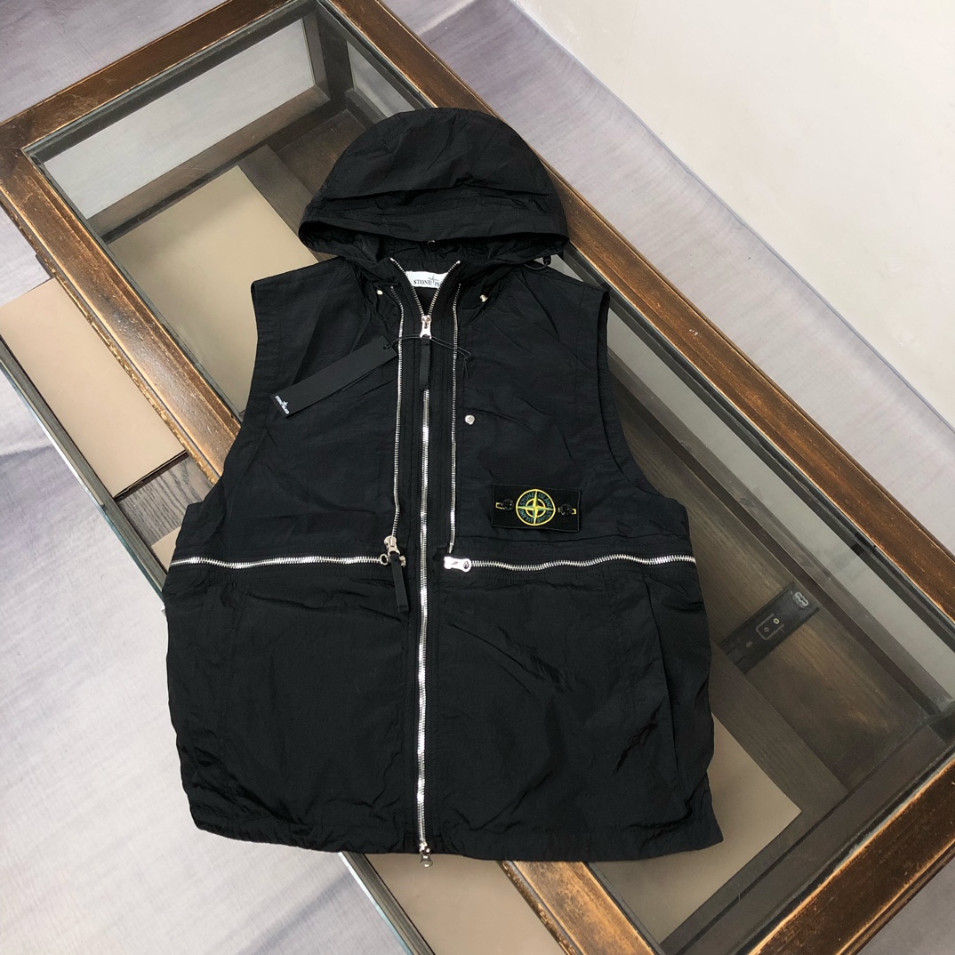 p395.00 最新专柜官网同步STONE ISLAND石头岛 褶皱金属尼龙外套夹克马甲，一衣两穿设计，可当外套，收纳成马甲，机车金属风～
颜色：黑色
尺码：M-L-XL-2XL