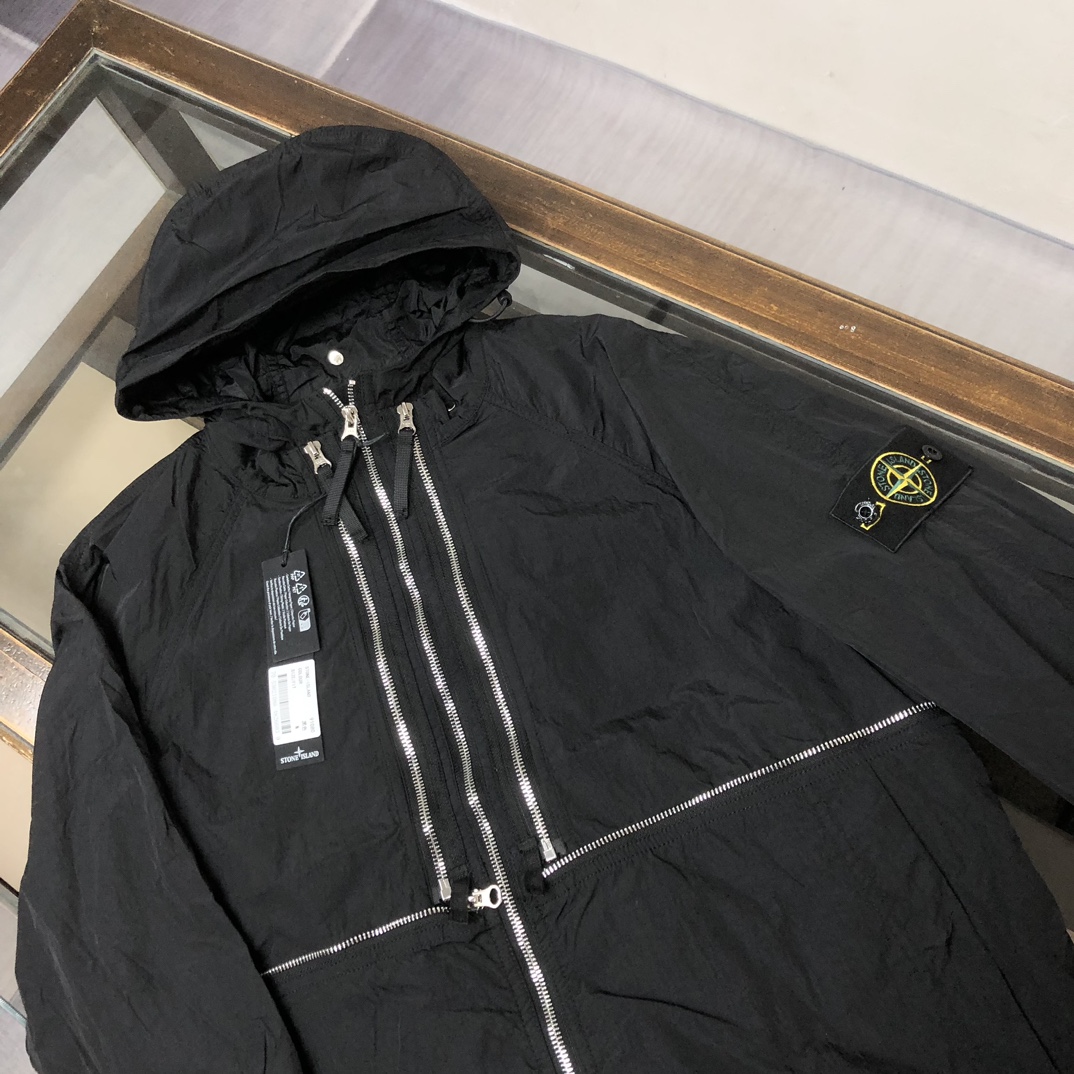 p395.00 最新专柜官网同步STONE ISLAND石头岛 褶皱金属尼龙外套夹克马甲，一衣两穿设计，可当外套，收纳成马甲，机车金属风～
颜色：黑色
尺码：M-L-XL-2XL