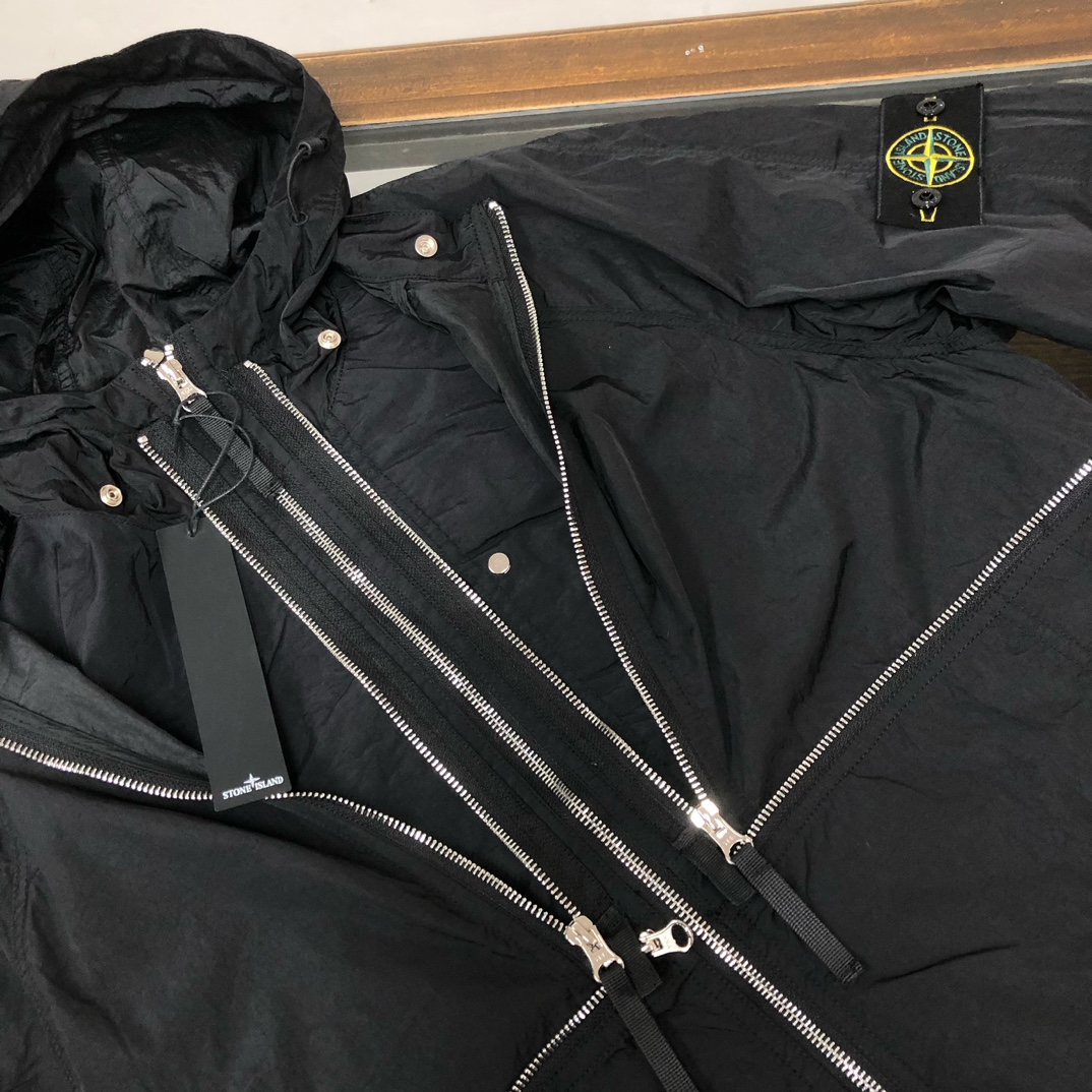 p395.00 最新专柜官网同步STONE ISLAND石头岛 褶皱金属尼龙外套夹克马甲，一衣两穿设计，可当外套，收纳成马甲，机车金属风～
颜色：黑色
尺码：M-L-XL-2XL