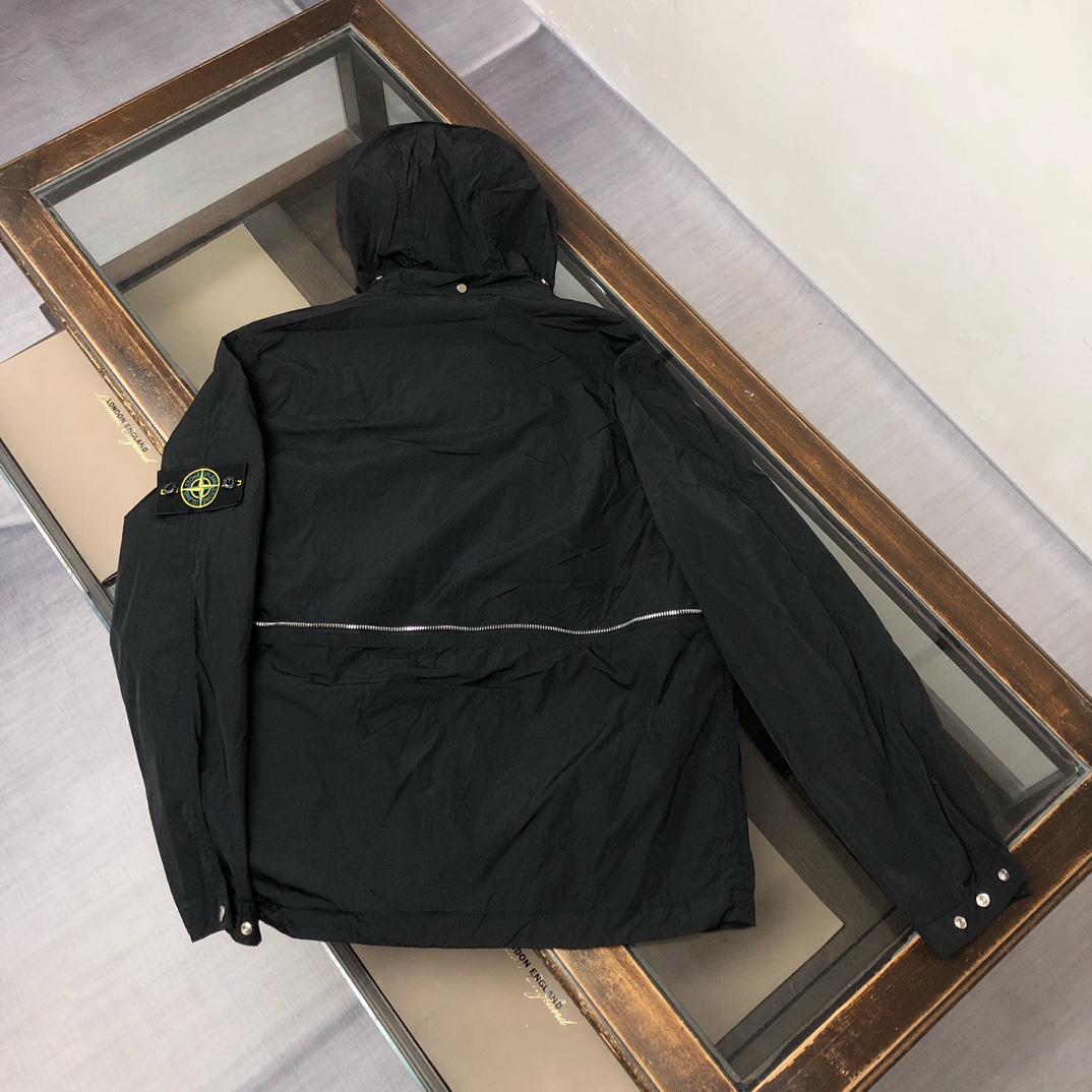 p395.00 最新专柜官网同步STONE ISLAND石头岛 褶皱金属尼龙外套夹克马甲，一衣两穿设计，可当外套，收纳成马甲，机车金属风～
颜色：黑色
尺码：M-L-XL-2XL