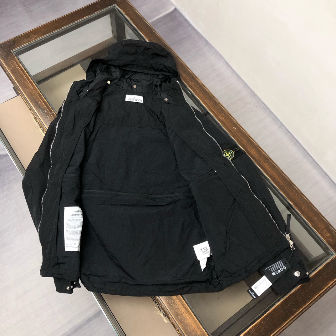 p395.00 最新专柜官网同步STONE ISLAND石头岛 褶皱金属尼龙外套夹克马甲，一衣两穿设计，可当外套，收纳成马甲，机车金属风～
颜色：黑色
尺码：M-L-XL-2XL