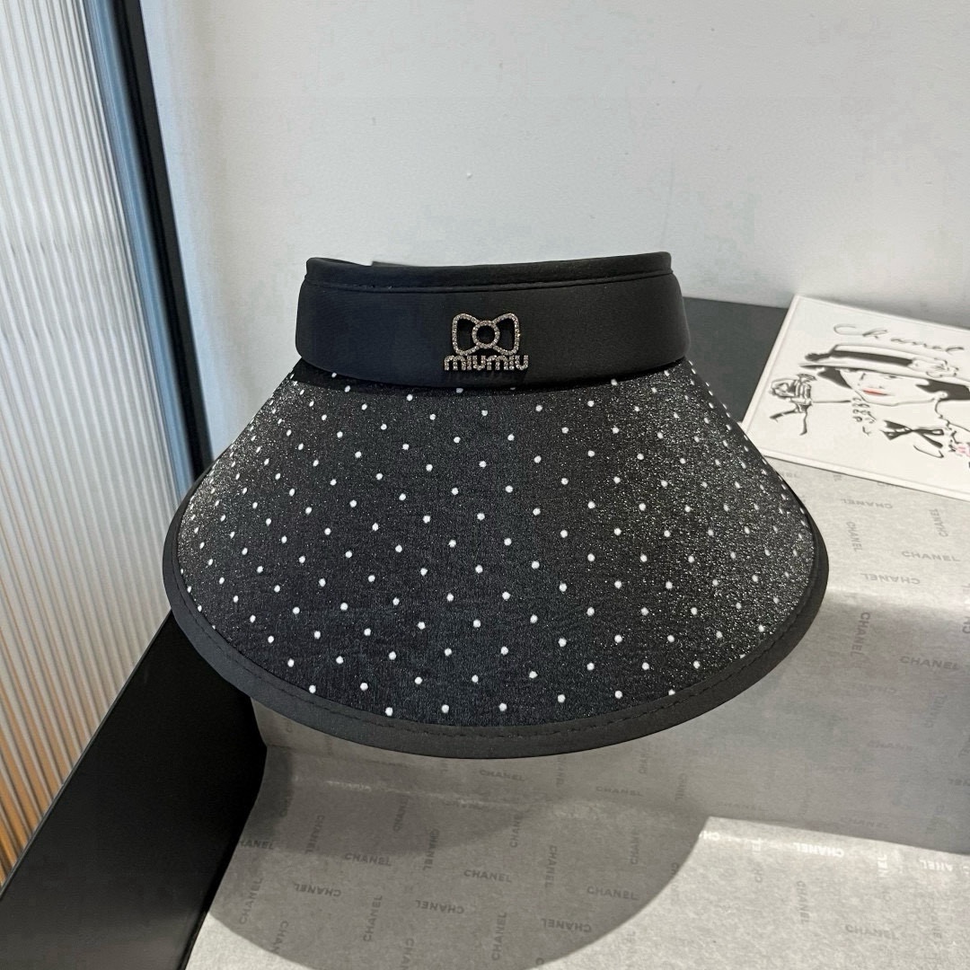 🆕

miumiu缪缪新款波点空顶遮阳帽，遮阳发箍