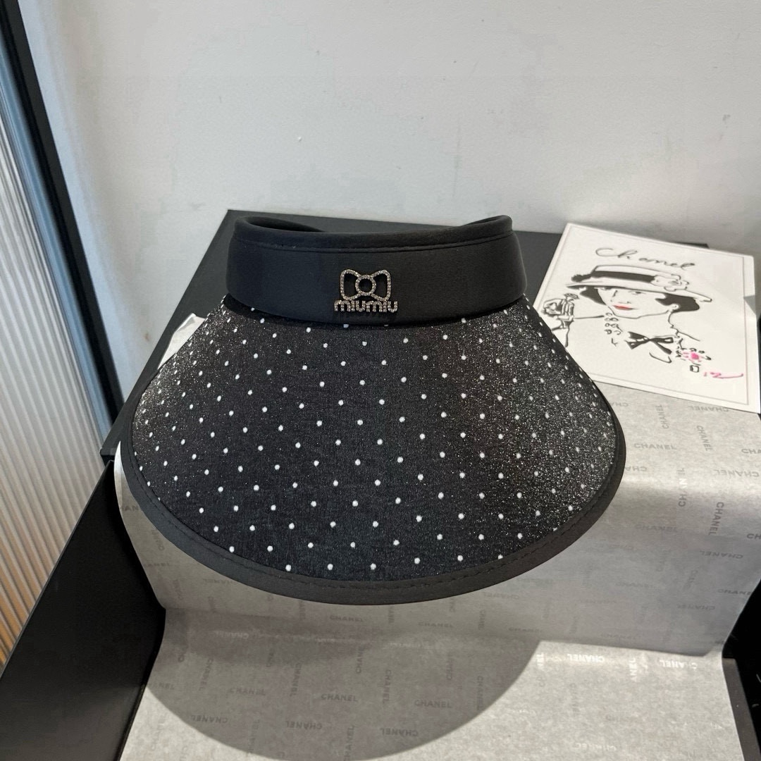 🆕

miumiu缪缪新款波点空顶遮阳帽，遮阳发箍