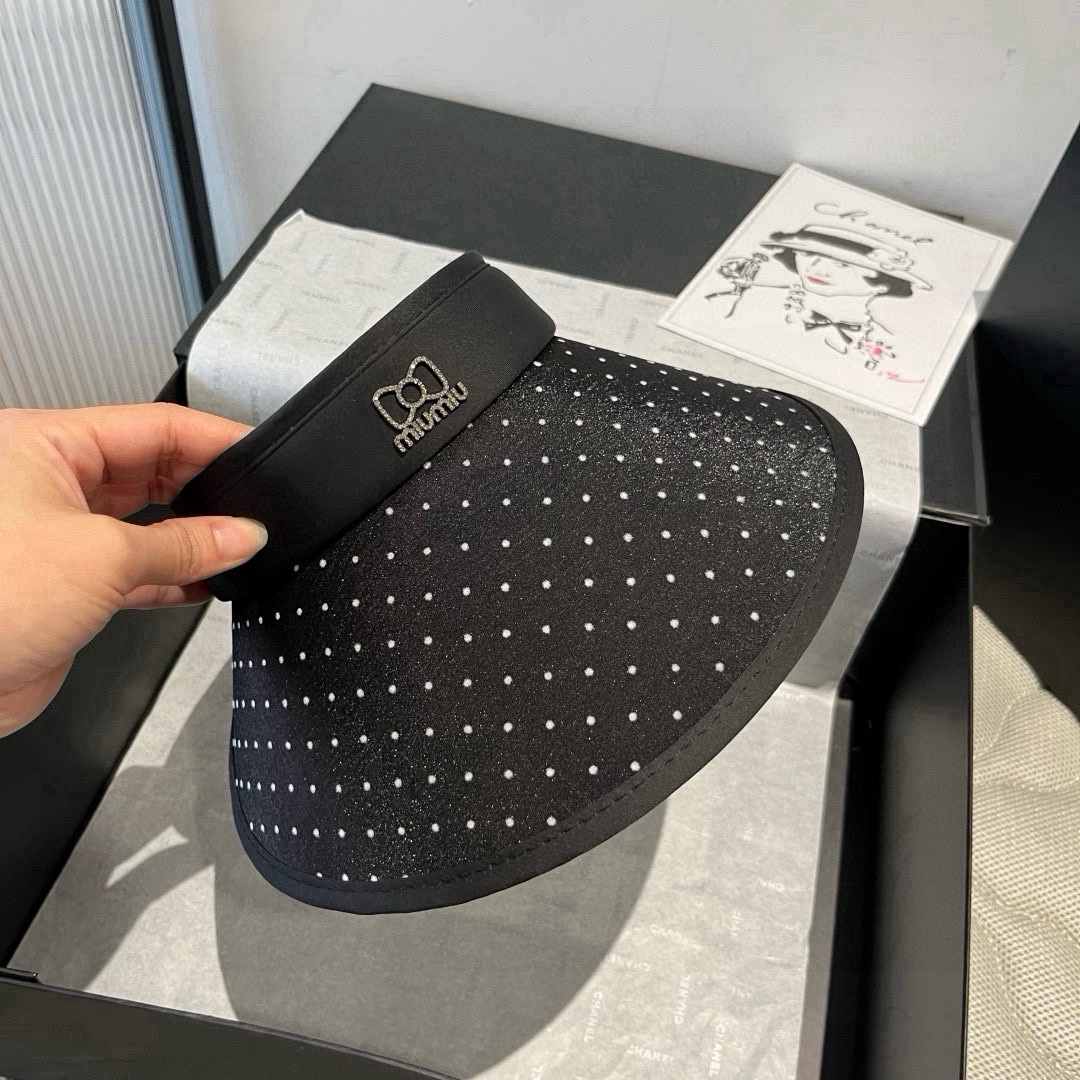 🆕

miumiu缪缪新款波点空顶遮阳帽，遮阳发箍