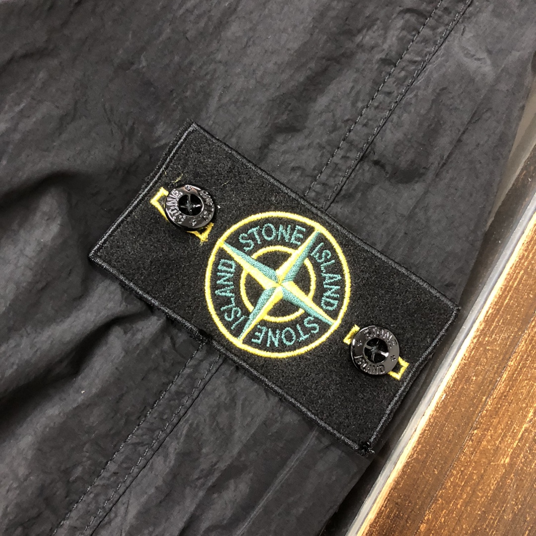 p395.00 最新专柜官网同步STONE ISLAND石头岛 褶皱金属尼龙外套夹克马甲，一衣两穿设计，可当外套，收纳成马甲，机车金属风～
颜色：黑色
尺码：M-L-XL-2XL