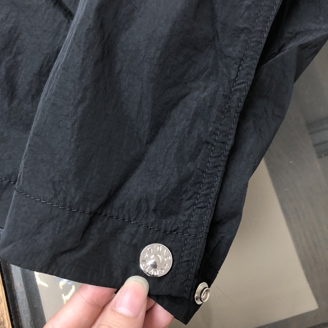 p395.00 最新专柜官网同步STONE ISLAND石头岛 褶皱金属尼龙外套夹克马甲，一衣两穿设计，可当外套，收纳成马甲，机车金属风～
颜色：黑色
尺码：M-L-XL-2XL