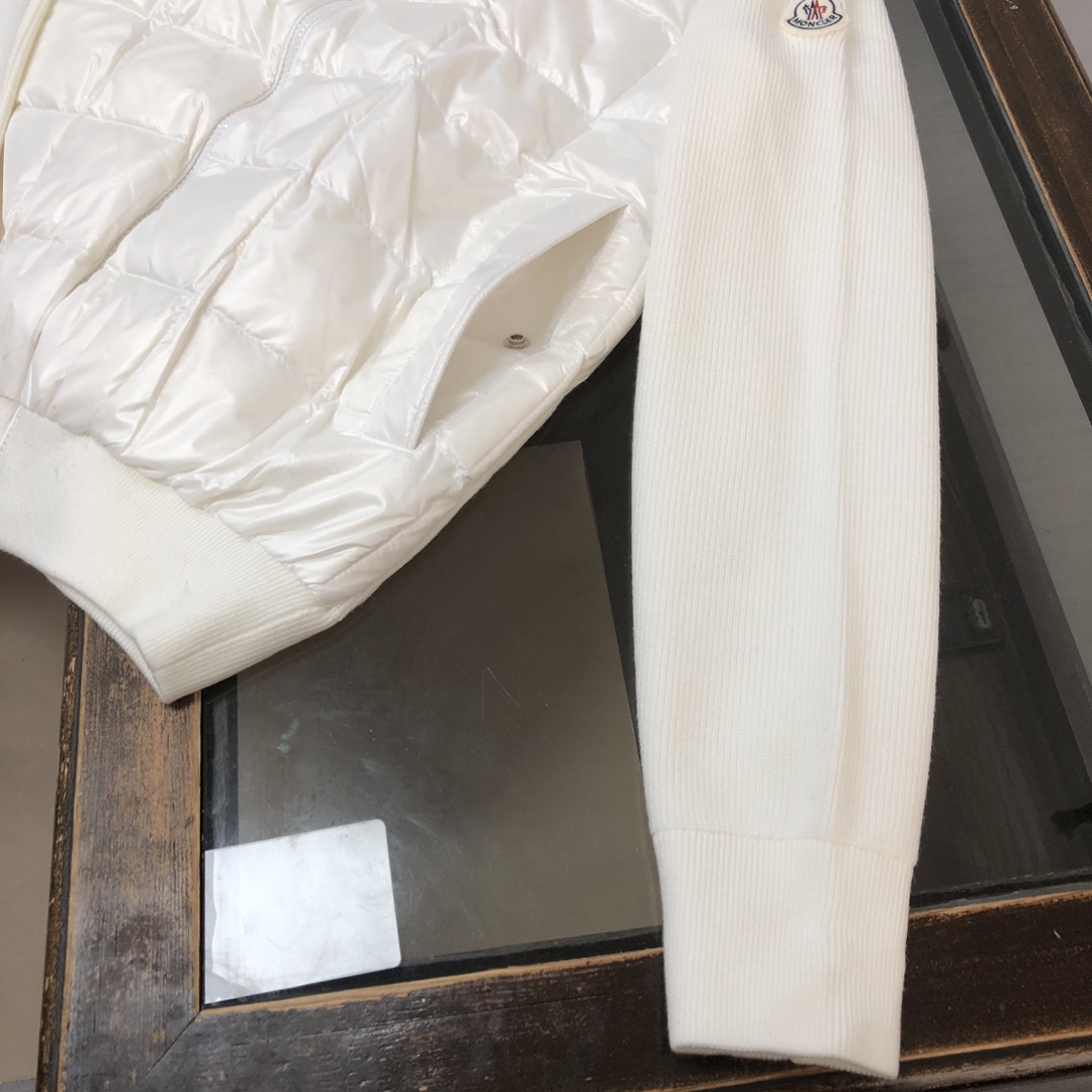 P340 🆕新款上新——————
爆单推荐❤️原单品质Moncle* 蒙口 男款早秋新品。连帽拉链羊毛针织拼接夹克单羽绒！冬天的内搭神器早秋必备单品。条纹绗缝短款收身版型百搭不挑人。款式设计减龄又时髦。原版定制国标90白鸭绒填充！进口轻盈记忆丝面料质感透气轻便！进口机缝制线条工艺。上身干纯帅气。原版五金配件 原唛原标🔥🔥
颜色：黑色 白色
码数：M L XL 2XL 3XL