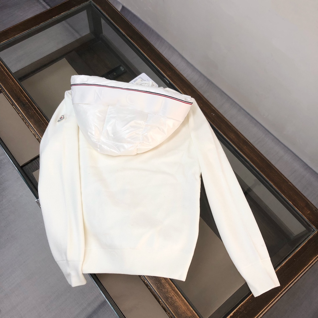 P340 🆕新款上新——————
爆单推荐❤️原单品质Moncle* 蒙口 男款早秋新品。连帽拉链羊毛针织拼接夹克单羽绒！冬天的内搭神器早秋必备单品。条纹绗缝短款收身版型百搭不挑人。款式设计减龄又时髦。原版定制国标90白鸭绒填充！进口轻盈记忆丝面料质感透气轻便！进口机缝制线条工艺。上身干纯帅气。原版五金配件 原唛原标🔥🔥
颜色：黑色 白色
码数：M L XL 2XL 3XL