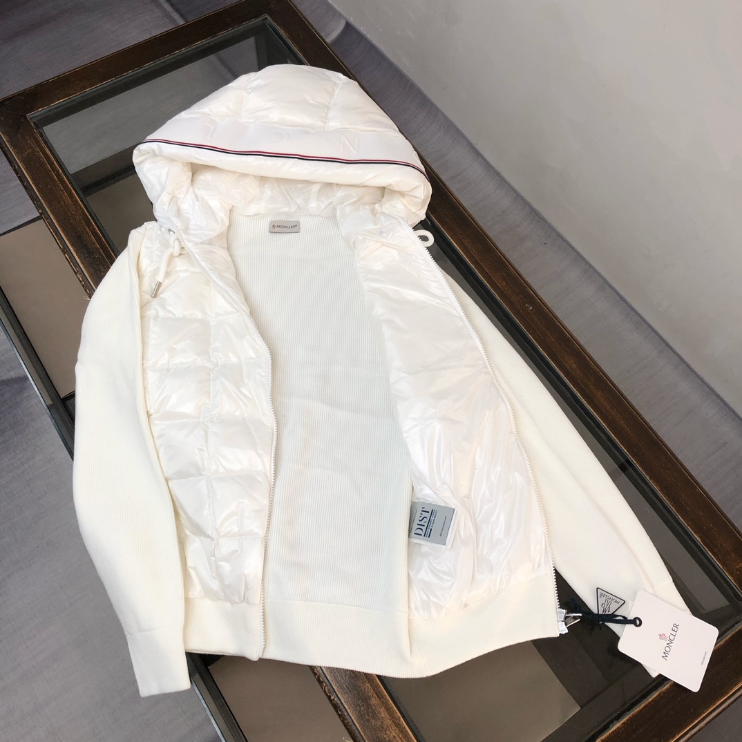 P340 🆕新款上新——————
爆单推荐❤️原单品质Moncle* 蒙口 男款早秋新品。连帽拉链羊毛针织拼接夹克单羽绒！冬天的内搭神器早秋必备单品。条纹绗缝短款收身版型百搭不挑人。款式设计减龄又时髦。原版定制国标90白鸭绒填充！进口轻盈记忆丝面料质感透气轻便！进口机缝制线条工艺。上身干纯帅气。原版五金配件 原唛原标🔥🔥
颜色：黑色 白色
码数：M L XL 2XL 3XL