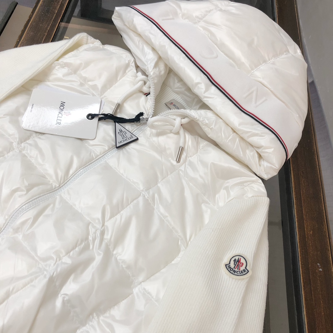 P340 🆕新款上新——————
爆单推荐❤️原单品质Moncle* 蒙口 男款早秋新品。连帽拉链羊毛针织拼接夹克单羽绒！冬天的内搭神器早秋必备单品。条纹绗缝短款收身版型百搭不挑人。款式设计减龄又时髦。原版定制国标90白鸭绒填充！进口轻盈记忆丝面料质感透气轻便！进口机缝制线条工艺。上身干纯帅气。原版五金配件 原唛原标🔥🔥
颜色：黑色 白色
码数：M L XL 2XL 3XL