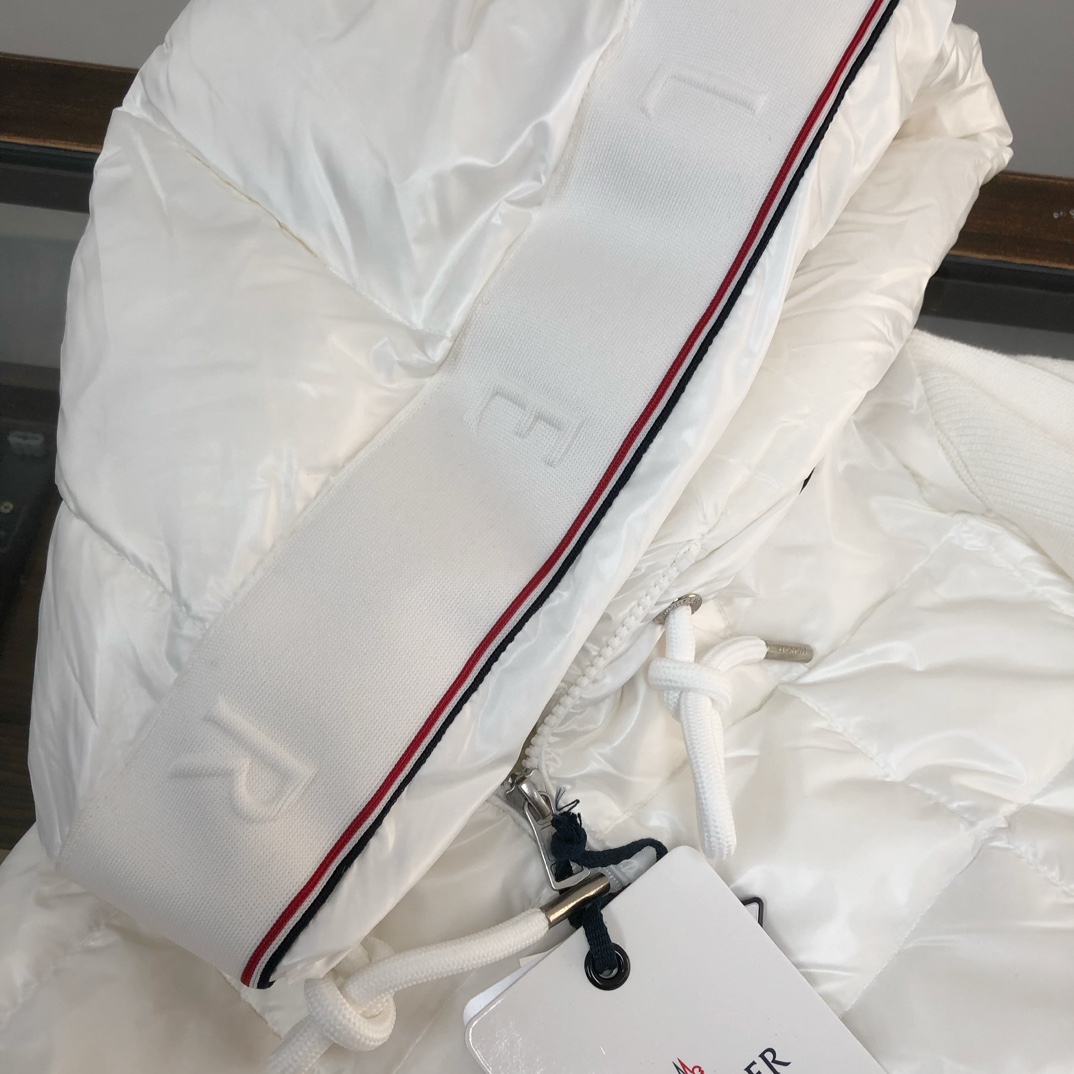 P340 🆕新款上新——————
爆单推荐❤️原单品质Moncle* 蒙口 男款早秋新品。连帽拉链羊毛针织拼接夹克单羽绒！冬天的内搭神器早秋必备单品。条纹绗缝短款收身版型百搭不挑人。款式设计减龄又时髦。原版定制国标90白鸭绒填充！进口轻盈记忆丝面料质感透气轻便！进口机缝制线条工艺。上身干纯帅气。原版五金配件 原唛原标🔥🔥
颜色：黑色 白色
码数：M L XL 2XL 3XL