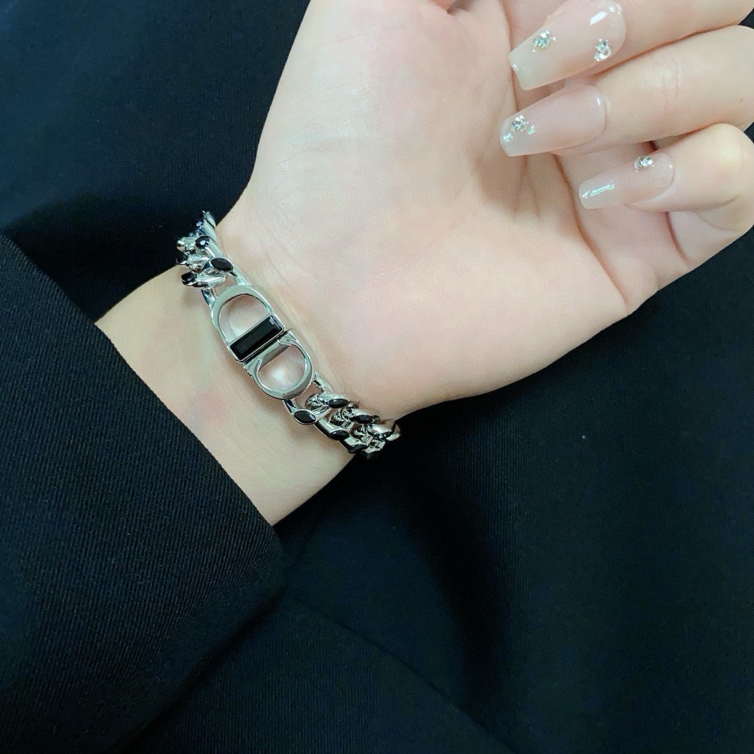 NO:381811,Dior letter neutral bracelet CD black crystal inlay matching more advanced Xiaohongshu recommends thick collarbone chain texture matching with letter logo black embellishment elegant temperament High-end design of famous fairies summer matching essential items High-end version one-to-one counter genuine style adopts advanced snap-opening method, fine jewelry, dior, dior, bracelet19860909迪奥Dior字母中性手链CD黑色水晶镶嵌搭配更加的高级小红书推荐粗锁骨链质感以字母标志搭配 黑色点缀 气质优雅 名媛仙女的高档次设计夏天搭配必备单品高版本一比一专柜正品同款采用先进卡扣开启方式赞,饰品精品,dior,dior,bracelet,Jewelry