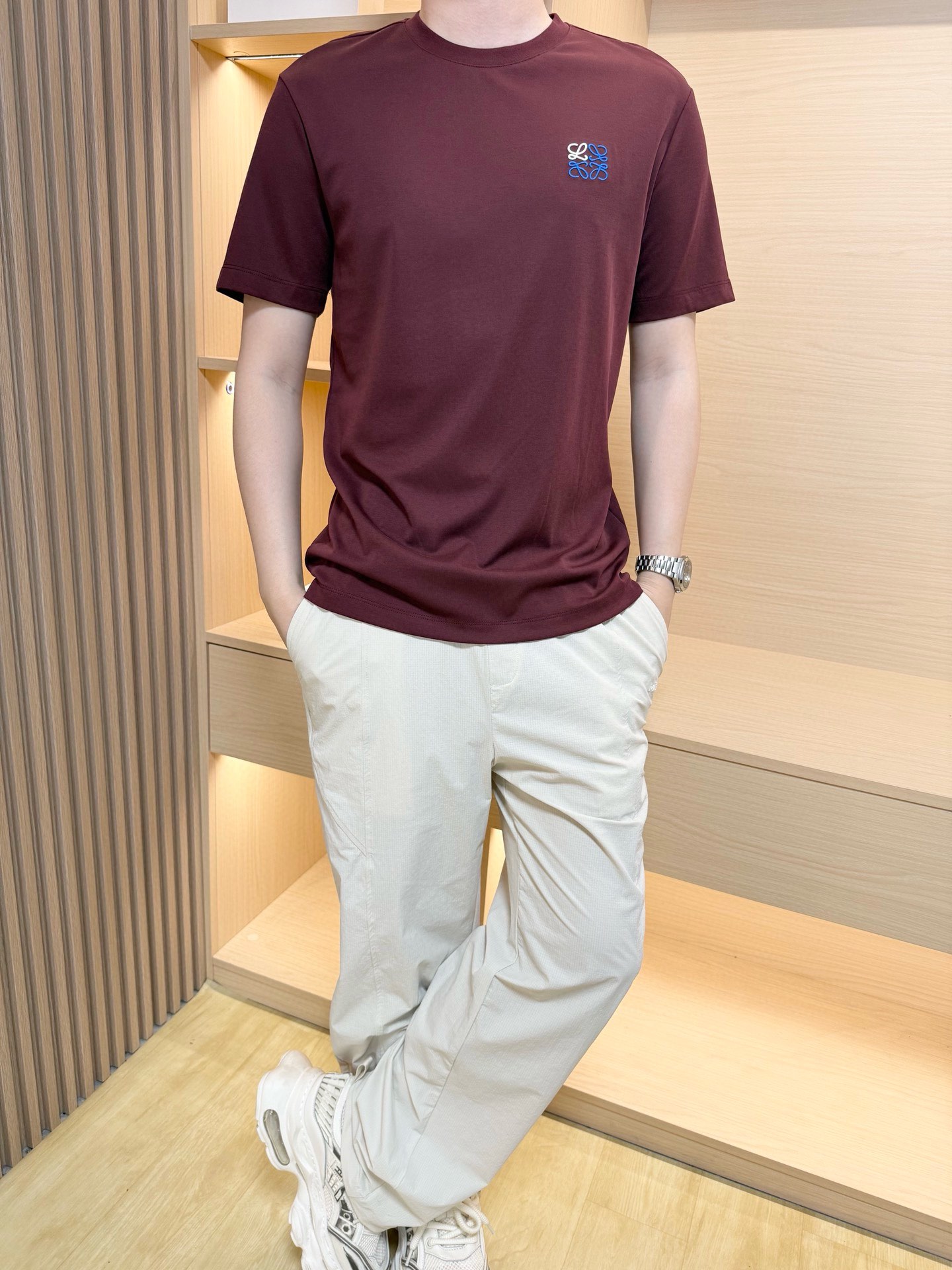 NO:486470,Luo Yiwei - the latest hot T-shirt shipment in 2025, hot-selling items in Europe and the United States!  Selected Italian imported mercerized cotton fabrics with the latest designs, the unique brand logo on the chest highlights the fashion, and the upper body effect can be seen. The number of codes is 48-56 (model 180/140 wears 50, with Hong Kong Lane Crawford gift box packaging), loewe,tees, t-shirt,alexander wang19860909罗意威-2025最新爆款t恤出货 欧美热销单品！精选意大利进口丝光棉面料搭配最新的设计,胸前的独特品牌logo彰显时尚 上身效果看得见.码数48-56（模特180/140穿50,配香港连卡佛礼盒包装）,,loewe,tees，t-shirt,alexander wang,Men's clothing