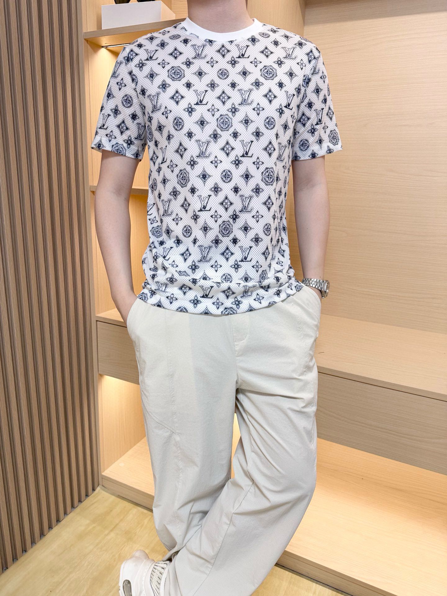 NO:486476,Louis Vuitton - the latest hot T-shirt shipment in 2025, hot-selling items in Europe and the United States!  Selected Italian imported mercerized cotton fabrics with the latest design, the unique brand logo of the whole body shows fashion, the upper body effect can be seen. The number of codes is 48-56 (model 180/140 wears 50, with Hong Kong Lane Crawford gift box packaging), louis vuitton,tees, t-shirt, alexander wang19860909路易威登-2025最新爆款t恤出货 欧美热销单品！精选意大利进口丝光棉面料搭配最新的设计,通体的独特品牌logo彰显时尚 上身效果看得见.码数48-56（模特180/140穿50,配香港连卡佛礼盒包装）,,louis vuitton,tees，t-shirt,alexander wang,Men's clothing