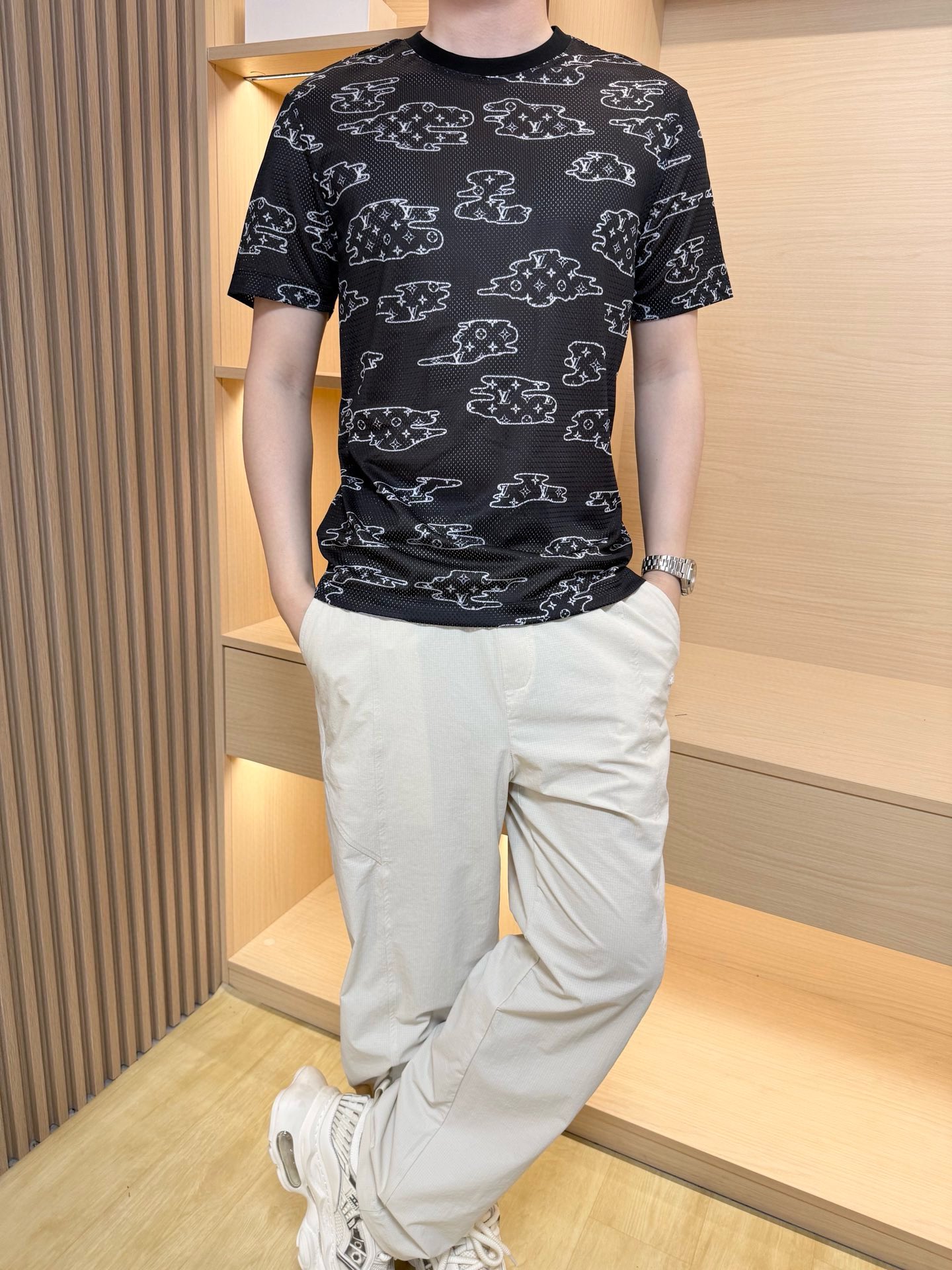 NO:486479,Louis Vuitton - the latest hot T-shirt shipment in 2025, hot-selling items in Europe and the United States!  Selected Italian imported breathable mesh fabrics with the latest design, the unique brand logo of the whole body shows fashion, the upper body effect can be seen. The number of codes is 48-56 (model 180/140 wears 50, with Hong Kong Lane Crawford gift box packaging), louis vuitton,tees, t-shirt, alexander wang19860909路易威登-2025最新爆款t恤出货 欧美热销单品！精选意大利进口透气网纱面料搭配最新的设计,通体的独特品牌logo彰显时尚 上身效果看得见.码数48-56（模特180/140穿50,配香港连卡佛礼盒包装）,,louis vuitton,tees，t-shirt,alexander wang,Men's clothing