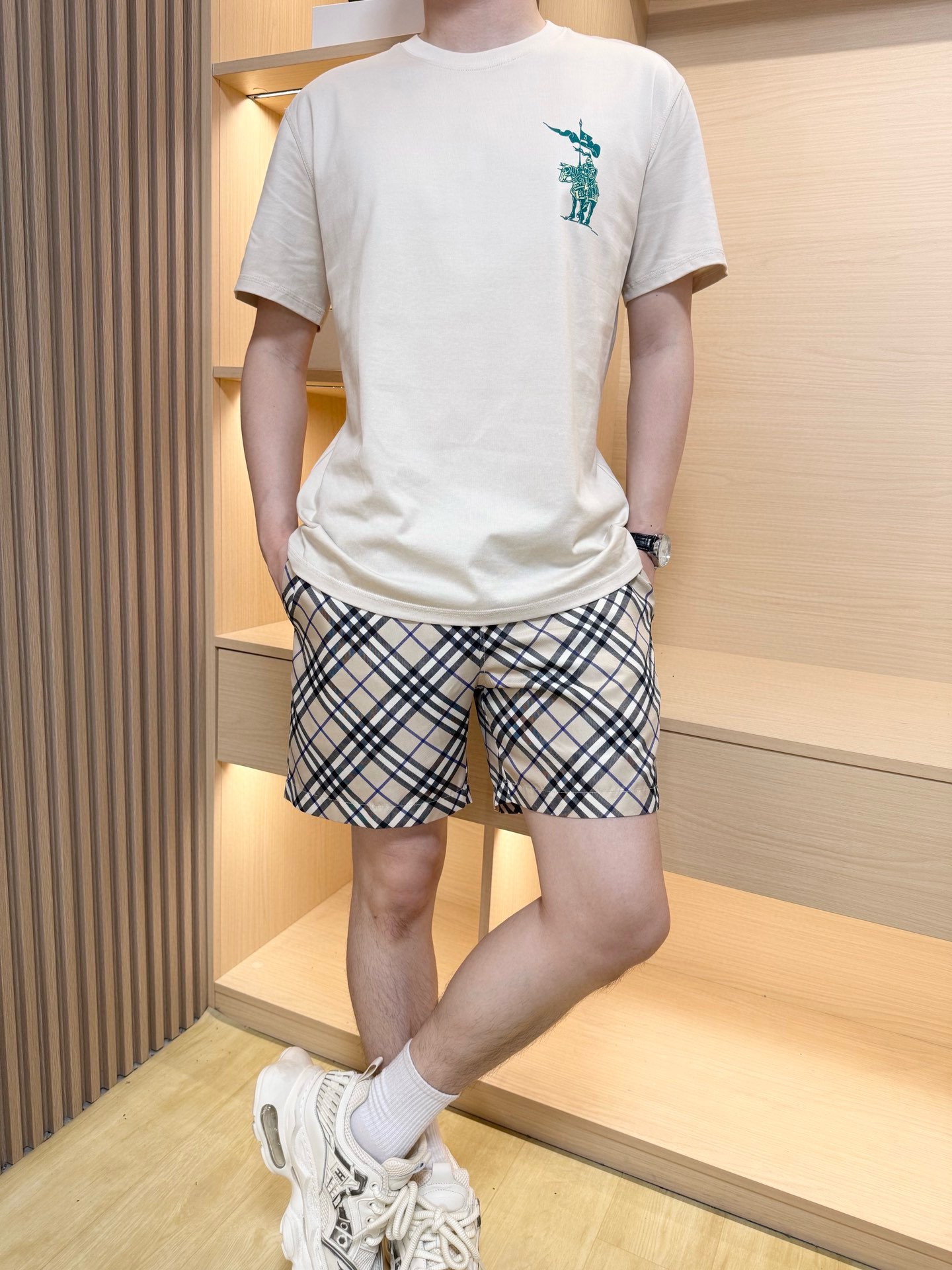 NO:486462,Burberry - the latest hot shorts in 2025 are shipped, hot-selling hot shorts in Europe and the United States!  Selected Italian imported polyester fabrics with simple and elegant designs. The latest fine-plaid contrasting plaid and rear pocket Pegasus logo show the charm, soft and smooth, a must-have artifact in summer. S-2XL (model 173/130 wears S, with Hong Kong Lane Crawford portable handbag), shorts, alexander wang19860909博柏利-2025最新爆款短裤出货 欧美热销爆款！精选意大利进口聚酯纤维面料搭配简约大方的设计,最新的细格撞色格纹和后口袋飞马标志相当彰显韵味 柔软顺滑 夏天必备神器.码数S-2XL（模特173/130穿S、配香港连卡佛便携手袋）,,shorts,alexander wang,Men's clothing