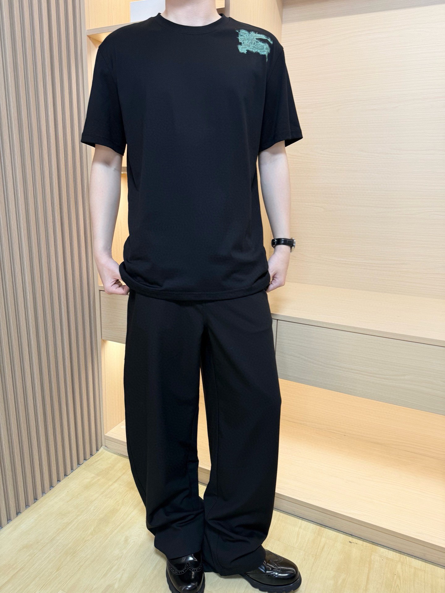 NO:486473,Burberry-2025 latest hot T-shirt shipment, hot-selling items in Europe and the United States!  Selected Italian imported fine cotton fabrics with simple and elegant designs, the brand Pegasus design on the chest highlights the charm, and the upper body effect can be seen. S-XXL (model 180/140 wears M, with Hong Kong Lane Crawford gift box packaging), burberry,tees, t-shirt, alexander wang19860909巴宝莉-2025最新爆款T恤出货 欧美热销单品！精选意大利进口精棉面料搭配简约大方的设计,胸前的品牌飞马设计彰显韵味 上身效果看得见.码数S-XXL（模特180/140穿M,配香港连卡佛礼盒包装）,,burberry,tees，t-shirt,alexander wang,Men's clothing