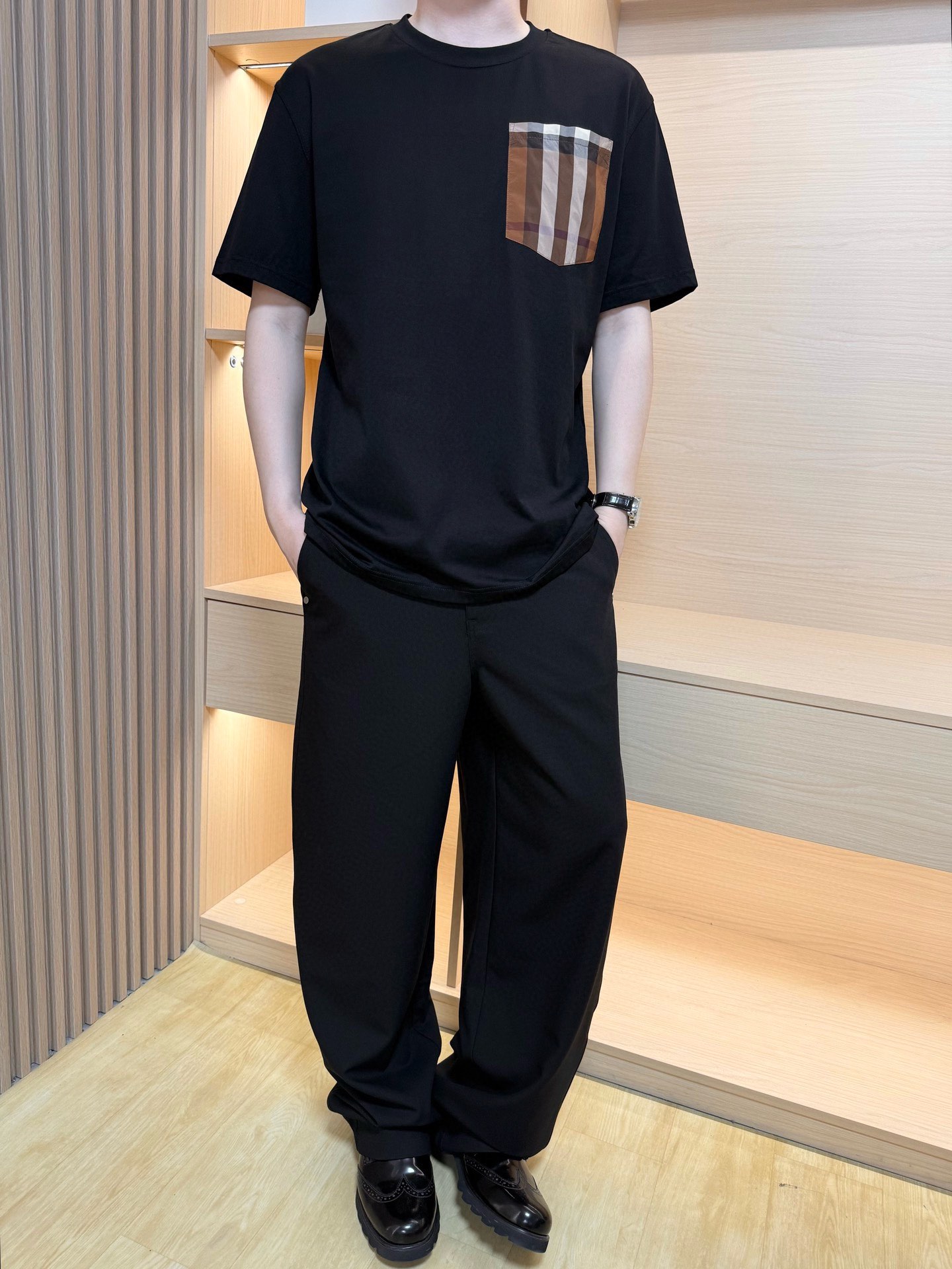 NO:486482,Burberry-2025 latest hot T-shirt shipment, hot-selling items in Europe and the United States!  Selected Italian imported fine cotton fabrics with simple and elegant designs, the spliced ​​plaid design on the chest highlights the charm, and the upper body effect can be seen. S-XXL (model 180/140 wears M, with Hong Kong Lane Crawford gift box packaging), burberry,tees, t-shirt, alexander wang19860909巴宝莉-2025最新爆款T恤出货 欧美热销单品！精选意大利进口精棉面料搭配简约大方的设计,胸前的拼接格纹设计彰显韵味 上身效果看得见.码数S-XXL（模特180/140穿M,配香港连卡佛礼盒包装）,,burberry,tees，t-shirt,alexander wang,Men's clothing