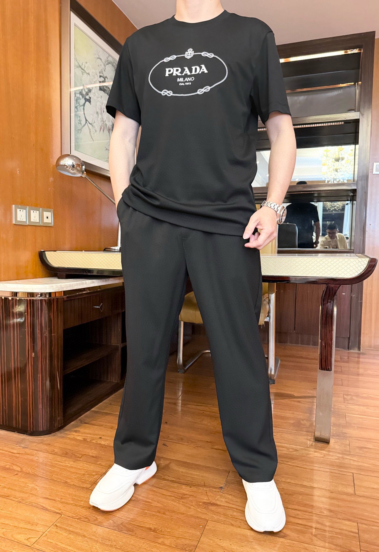 NO:486493,Prada-2025 counter latest hot T-shirt shipment, hot-selling items in European and American counters!  Selected Italian imported mercerized cotton fabrics with fashionable designs, exquisite brand logo on the chest to show the charm You are definitely worthy of having. Number 48-56 (model 173/130 wears 48, with Hong Kong Lane Crawford gift box packaging), prada,tees, t-shirt, alexander wang19860909普拉达-2025专柜最新爆款T恤出货 欧美专柜热销单品！精选意大利进口丝光精棉面料搭配时尚的设计,胸前精致的品牌标志彰显韵味 您绝对值得拥有.码数48-56（模特173/130穿48,配香港连卡佛礼盒包装）,,prada,tees，t-shirt,alexander wang,Men's clothing